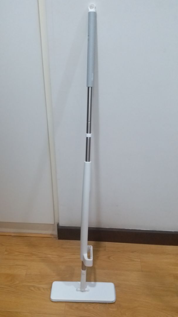 Không hiệu quả như mình nghĩ. Đối với sàn ướt do bị đổ nước nhiều thì phải vắt cỡ hơn 10 lần mới vắt khô tương đối giẻ lau được. Được cái là để gọn và tiện hơn dùng loại có xô vắt hơn một chút nếu cần lau chỗ nhỏ, hẹp, và thấp. Nếu để lau cả nhà thì mình sẽ không dùng cây lau này, còn lau góc hay đổ nước nhỏ thì có.