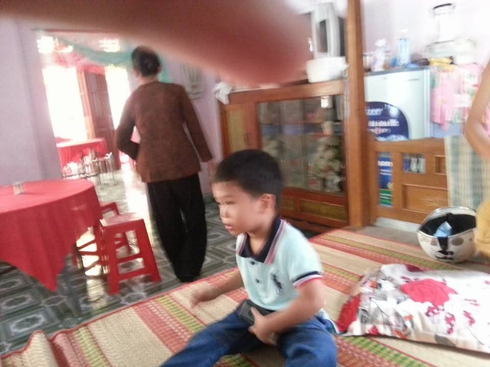 CÁI TÁT CỦA MẸ!
 Tôi năm nay ngoài 50,là người trưởng thành và khá từng trải, tôi còn tham gia một vài nhóm hội, cộng tác viên cho một số trang tin mạng( mà nhiều người hay tưởng nhầm là báo), tôi cũng tham gia cộng tác viên cho một số báo ( với nhiều bài viết...như trang tin) .... thậm chí tự mình còn cảm thấy mình khá uy tín - tất nhiên trong phạm vi... tôi cảm thấy, tóm lại tôi hoàn toàn bình thường. Ấy thế mà Tết vừa rồi vẫn bị lĩnh một cái tát lật mặt từ mẹ,người tôi vốn rất yêu thương và kính trọng.
 Chuyện là thế này:
 Tôi ngoài 50 tuổi tức là tôi đã đón hơn 50 cái Tết.Mà Tết thì năm nào cũng có cành Đào,cây Quất,mâm ngũ quả và Bánh chưng .Rồi,chuyện này ai cũng biết!
 Bánh chưng,Tết nào cũng có và năm nào mẹ tôi cũng gói.Mẹ tôi gói bánh rất ngon,ngon lắm và .....ngon vô cùng.Năm nào trước Tết tôi cũng hỏi: Mẹ ơi bao giờ mẹ gói bánh,mẹ gói bao nhiêu cân gạo,hôm nào luộc hả mẹ vv ??? .Hàng chục câu hỏi thể hiện sự quan tâm của tôi về bánh chưng.Tôi muốn mẹ tôi chọn lá( cái lá phải đều,phải xanh...).Tôi muốn mẹ tôi chọn thịt( miếng thịt phải tươi phải hồng...).... Tôi muốn gửi cả tâm tư ,trăn trở vào cái bánh mẹ tôi gói( mẹ tôi chứ ko phải là tôi vì tôi...gói bánh rất ngu).Và năm nào tôi cũng kì vọng vào bánh mẹ gói.Tôi muốn bánh phải vuông,rền,đều và mịn....Và ....năm nào ăn miếng đầu tiên tôi cũng...Chê.Năm nay cũng không ngoại lệ.20h đêm 30 Tết,vừa cắn miếng bánh đầu tiên tôi đã chê.Mồm tôi để chế độ 2 góc- một góc nhai bánh chưng và góc còn lại để chê.Chê không hẳn vì bánh không ngon,cũng không hẳn vì nó quá dở mà vì nó không giống như tôi tưởng tượng,nó không như tôi mong muốn.Tôi chê theo đúng kiểu: Tôi có quyền chê vì Mẹ phải có trách nhiệm nấu bánh theo ý tôi.Và tôi chê túi bụi,chê miệt mài,chê tì tũm.Chê cũng để tôi thể hiện như tôi hiểu về bánh chưng lắm,chê để chứng tỏ tôi cũng có trình độ nhận xét.
 Thật ngu ngốc cho đời tôi.Chê cho sướng mồm ở mâm cơm gia đình rồi tôi còn mang văn hóa chê của mình lên hẳn Mặt Sách( facebook) cho thiên hạ thấy khả năng và trình độ của tôi.Ở Mặt Sách thì tôi có nhiều đồng bọn lắm.Sử tô- vừa chê phát là bọn nó xúm vào chê cùng  mặc dù chưa đứa nào ăn miếng nào! Haizzz
 Bây giờ mới là ngu tiếp tập hai,ngu đỉnh điểm đây này!
 Khi bọn bạn Mặt Sách của tôi lao vào comment chê bánh chưng của mẹ tôi túi bụi thì tôi thấy tôi thật tài năng vì nhiều ý kiến giống tôi quá và thế là tôi show cho mẹ tôi những câu chê đó và kèm theo lời nói đầy "Xây dựng": Đã đến lúc phải thay mới.Mãi rồi năm nào cũng món này ăn phát ngán.Năm nào cũng mẹ gói ,đã quá nhàm.Năm nay mẹ không cho muối.Cần phải tìm một mô típ khác,cần phải thay người gói khác...........
 BỐP!!!!!!!!
 Chưa dứt câu chê của tôi thì mẹ tôi đã Tát cho tôi một phát đầu quay như đĩa hát.Mẹ tôi nói: Mấy năm trở lại đây năm nào mày cũng nói câu này nhưng năm nào mày cũng ăn tụt cả lưỡi.Trước Tết thì mày gào lên là Chờ đợi,là mong muốn.Mâm cơm 30 thì mày cắm đầu vào ngấu nghiến....rồi mày Chê.Mày là đồ "Ăn cháo đá bát".Mày có biết Mẹ mày gói bánh ,luộc bánh vất vả thế nào không!?.Chọn từng cọng lá ,chẻ từng cái lạt,ngồi còng cả lưng rồi trông nồi bánh cả đêm ...mày biết không hả đồ có lớn mà không có khôn!?Mày không ăn thì thôi ai bắt mày.Tết mày không ăn bánh chưng thì mày ăn bánh tẻ,bánh nếp,bánh trôi bánh chay,táo bạo nữa thì Tết mày ăn mẹ mày bánh Phu Thê đi cho nó phong thủy sao mày cứ phải ăn bánh chưng tao gói rồi để mày chê.Đến rửa lá,vo gạo mày còn không biết làm mà mày lại cứ dạy mẹ mày gói bánh là sao!?.Mày không ăn thì mày cút.Mày có biết là trong lúc mày đang đi sắm Tết,quần là áo lượt...thì mẹ mày phải thức khuya dậy sớm để gói bánh cho cả nhà mày không hả .Thiếu gì bánh mày không ăn mà mày cứ nhè bánh chưng mẹ gói để ăn rồi chê hả!?Tiền thì mày không đóng một đồng,bảo mày đóng góp thì mày bảo: "Con ngoan đã là đóng góp cho bố mẹ " mịa thế thì kinh rồi.Mày nghĩ mày có quyền chê à!?.Cứ cho là mày có quyền chê đi thì chê phải cho đúng nhá.Có giỏi năm sau mày gói bánh đi xem nào....
 Dứt lời mẹ tôi khóc.Mẹ tôi khóc hu hu,khóc ngon lành như một đứa trẻ bị oan!!!
  Lúc này bố tôi mới lên tiếng: Con phải biết cái khó của mẹ con.Vì nhiều cái ràng buộc mà phải mua thịt của bác A,lấy củi nhà bác B,gạo nếp nhà bác.....T ....rồi thì nhiều sức ép khác nữa,ấy vậy mà mẹ mày vẫn cố gắng làm để nhà mình có cái Tết vui vẻ hơn.Mẹ mày có đòi hỏi gì đâu!?Phải biết chấp nhận và chia sẻ chứ đừng  tự mình cho mình cái quyền phán xét như thế con ạ!!!Có thể bánh của mẹ nấu năm nay chưa thực sự ngon nhưng bố mày tin chắc mẹ mày đã rất cố gắng với lại,mẹ mày nói đúng,mày không ăn bánh chưng mẹ mày gói thì mày ăn...Đào lộn hột đi- ai cấm!? Mày có thể giỏi viết nhưng chưa chắc đã giỏi ăn và bố chắc chắn mày càng không biết cách gói bánh chưng. Làm gì cũng cần phải học con ạ!
 Nhìn sang thằng cháu tôi cũng đang ăn bánh vừa lúc nó cắn bốp vào hạt sạn, nó nhoẻn miệng cười, nhè miếng bánh có sạn ra: Bà ơi có sạn này, cho cháu miếng nữa ạ🥰🥰🥰 
 Sao thế nhỉ!? Cháu tôi khi ăn bánh, nhai phải sạn mà nó vẫn vui vẻ ăn tiếp trong khi tôi thì ngứa ngáy đến khó chịu. Hay tôi thấy tôi....nhiều chữ nên phải viết trên trang cá nhân để chứng minh!???
 Tôi bắt đầu ngộ ra vài thứ.Tôi xin lỗi mẹ tôi và mong mẹ bỏ qua!Mẹ tôi cũng xin lỗi cả nhà vì đã làm mọi người thất vọng! 
   Cả nhà tôi xong bữa cơm đêm 30 vào đúng lúc Kết thúc Ct Táo Quân trên VTV 3!