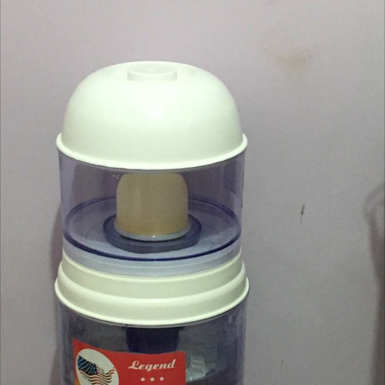 Bình lọc nước giống hình ảnh của Shop, bình màu trắng, dùng ok, có vết nứt nhẹ ở thân bình nhưng không ảnh hưởng, cho Shop 5 sao