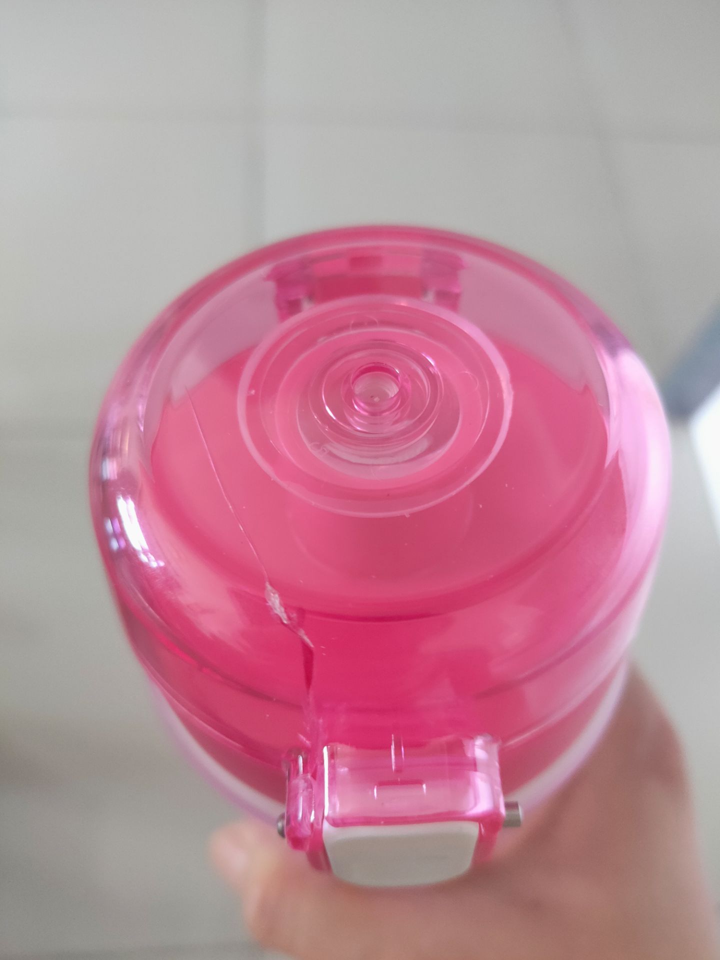 Đây là lần mua Tiki thất vọng nhất từ trc giờ. Hàng giao rất chậm, không nhận đươcj cuộc gọi giao hàng nhưng vẫn để thông tin giao không thành công lần 1, để rồi đến 3,4 ngày sau ngày giao dự kiến mình khiếu nại mới giao đến. Hàng giao thì hộp móp méo, may là bút bên trong k sao. Còn bình nước tặng thì dễ thuong, nhưng không cài khoá được vì bị nứt vỡ bên trên. Thật sự là của cho không bằng cách cho, hàng không bán được mới đem tặng khuyến mãi sao vậy??? Tôn trọng khách hàng chút nhé. Mình mua tiki