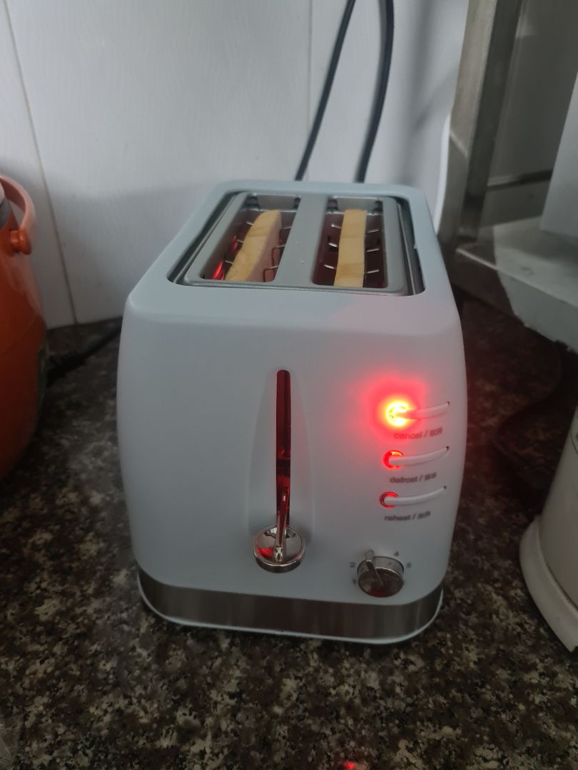 Máy sử dụng rất ok. Máy mạnh, mình nướng mức 3 nhưng đã ra màu vàng đủ dùng rồi. có điều dây điện hơi ngắn nên sẽ cần đặt máy ở gần ổ điện. Máy không có đồ đậy nên dùng xong mình hay lấy khăn phủ lên để đỡ bụi. Mua ở tiki sale còn khoảng 480k khá ok