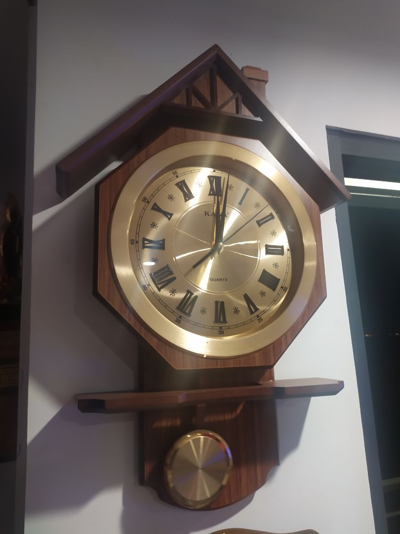 đồng hồ có mặt kính, quả lắc có lắc. giống hình. Tuy nhiên giao hàng chốt pin bị gãy