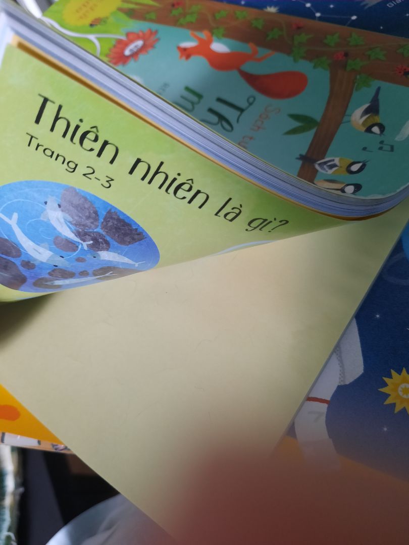 Hộp đóng gói bị ướt và rách, sách bên trong cũng bị ướt, sau khi mở hộp để khô, sách bị cong lại, lỗi do đóng gói và vận chuyển nên mình thấy hơi tiếc, còn về sách thì ok