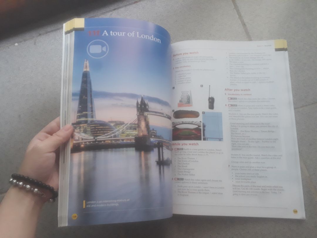 Giao hàng nhanh. Sách hơi dơ, nhìn rất cũ kỹ, bị cong góc,  mún tróc hết góc ra lun. Gói hàng ẩu tả. Rất thất vọng  mặc dù mới mua hàng lần đầu tiên ở Tiki.