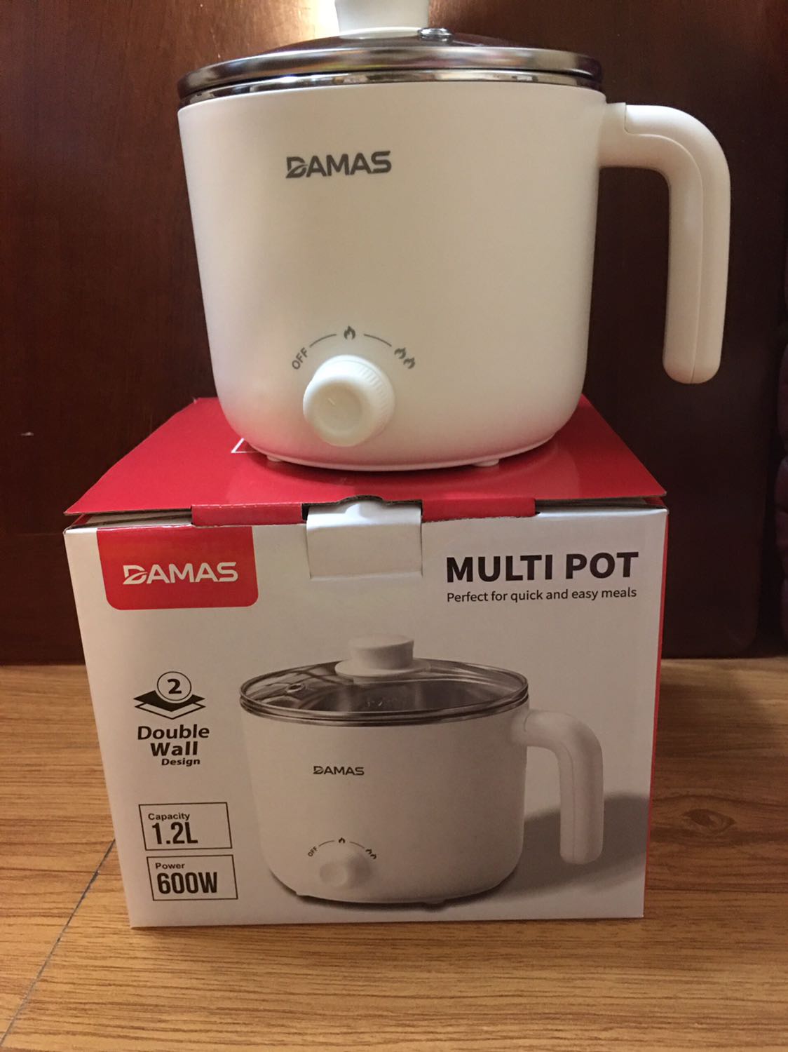 Hàng săn sale đợt 7-7, sản phẩm giá rẻ nhưng chất lượng phết nhé. Ngay từ lúc nhận hàng đã thích rồi vì vỏ hộp sản phẩm dầy dặn cứng cáp, bên trong được bọc sốp dầy, nồi và nắp vung bọc nilon rất cẩn thận, có kèm hướng dẫn sử dụng rất chi tiết luôn mặc dù cũng ko khó sử dụng. Rất ưng cách shop chăm sóc khách hàng luôn, phiếu bảo hành 12 tháng kèm theo nên thấy ko có gì phải lăn tăn cả. Mình sắm về nấu cháo cho con, rất ưng