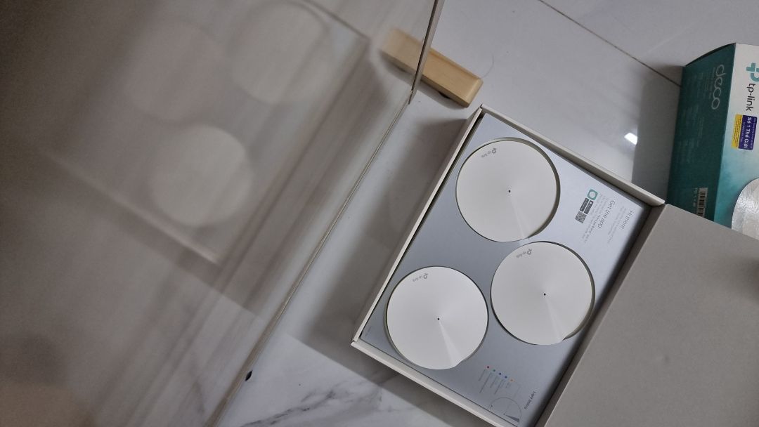 Dễ cài đặt, sử dụng 1 thời gian thấy rất ổn định (hơn cái viettel đang sài), nhưng xuyên tường hơi kém, vì không biết sóng tỏa theo phương thẳng hay hình cầu, lên 1 tầng sóng còn 1 , 2 nấc, có khi không bắt dc. Có thể cài đặt chưa chính xác hoặc nhà tường ngăn sóng. Mọi người có ai dùng Ok khi cách tầng trên dưới comment giúp mình nhé. Thank You Dễ cài đặt, sử dụng 1 thời gian thấy rất ổn định (hơn cái viettel đang sài), nhưng xuyên tường hơi kém, vì không biết sóng tỏa theo phương thẳng hay hình cầu, lên 1 tầng sóng còn 1 , 2 nấc, có khi không bắt dc. Có thể cài đặt chưa chính xác hoặc nhà tường ngăn sóng. Mọi người có ai dùng Ok khi cách tầng trên dưới comment giúp mình nhé. Thank You