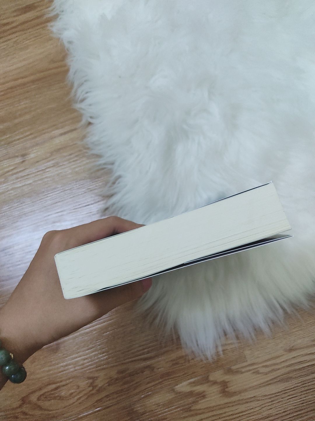 Đây là lần đầu tiên mình mua sách trên tiki. Đọc review có nhiều người bảo sách bẩn, chất lượng không tốt nên cũng hơi quan ngại nhưng vì đợt 14/10 giảm giá nhiều quá nên mình bấm bụng mua luôn :p Cảm nhận của mình sau khi mua hàng ở tiki là giao hàng nhanh chóng, mới đặt hôm qua hôm nay có trong khi dự kiến là 2 ngày nữa. Về chất lượng sách, phải nói mình là người khá kỹ tính khi mua sách nhưng những cuốn sách mình nhận đợt này (mình mua hơn chục cuốn) không có gì để chê. Sách đẹp, thẳng thớm, không bụi đáng kể, không quăn góc và một số cuốn vẫn còn trong bọc. Tuy cuốn này bị lỗi dính trang nhưng không sao, những cuốn sách trong nhà sách đôi khi cũng mắc lỗi này mà. Nói chung là sách đợt này mình  ưng lắm. Mong tiki đừng sale nữa!! ?