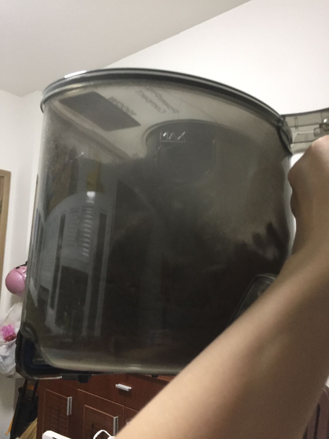 Máy Hút bụi rất khoẻ và mạnh. Nhưng khá ồn, chắc do công xuất lớn. Nhưng mình vẫn ưng ý lắm vì hút sạch, hút cả bụi mịn nữa.
Ngày nào cũng lau dọn nhà 2 lần, mà vừa nhận hàng, mình thử máy liền, hút ra gần đầy hộp lun! Ôi kinh thật! À máy có chế độ hút bụi cho Sofa nữa. Tiện ghê á! Mình mới dùng lần đầu. Hy vọng máy xài bền.