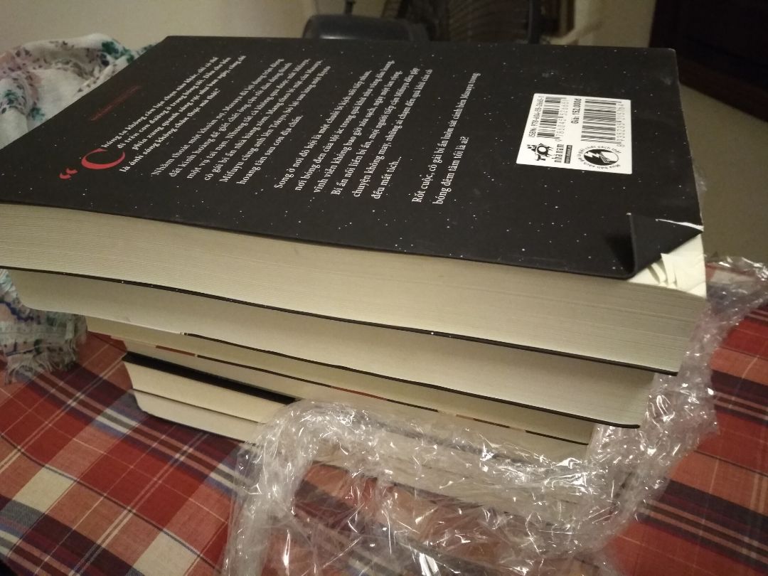 Lần đầu tiên nhận được đơn hàng trong tình trạng tồi như vậy! Sách gói bằng giấy bóng, không có hộp. Gói rất cẩu thả, quăng cả mép. Thậm chí lấy băng keo dán lên bìa sách để cố định. Đơn hàng này bán bởi Tiki Trading. Cùng đơn này tôi cũng mua một sách từ Fahasa thì được gói rất cẩn thận. Thất vọng! Tôi muốn hoàn trả đơn hàng!