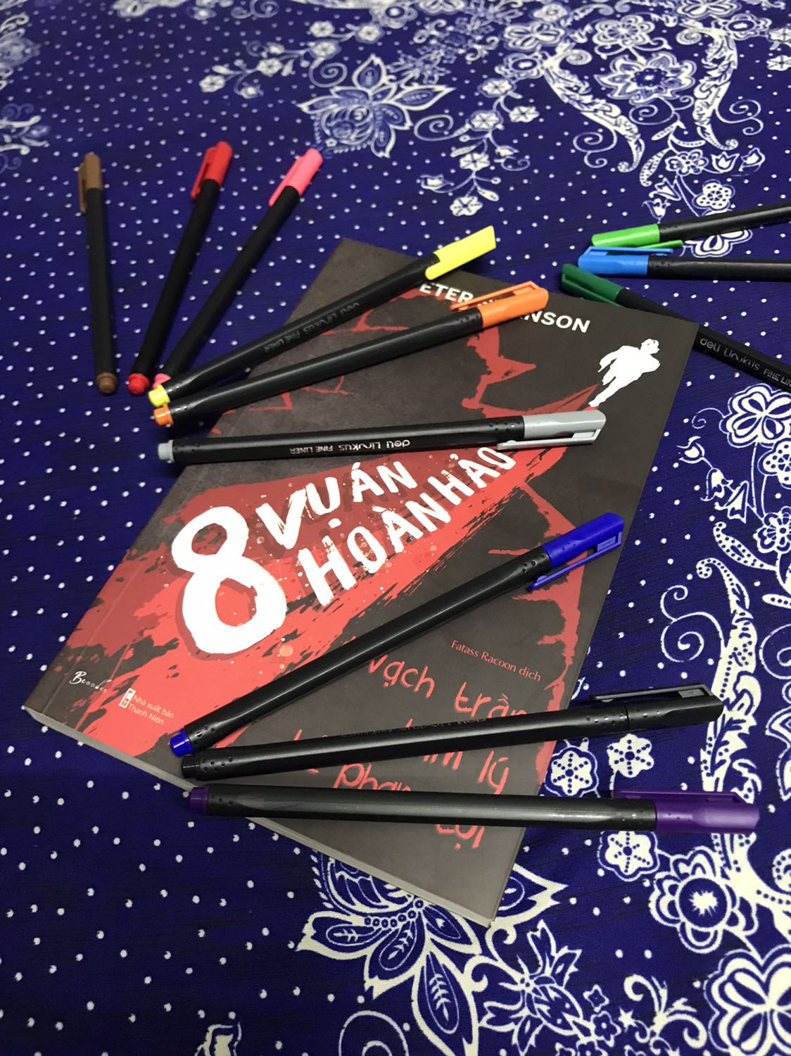 Các bạn ơi, đừng nhầm tựa cuốn sách “8 Vụ Án Hoàn Hảo” là 1 tuyển tập gồm 8 câu chuyện ngắn về 8 vụ án nhé. Nó đích thực là 1 cuốn tiểu thuyết trinh thám liền mạch, dầy khoảng 300 trang với những tình tiết xoắn giật, căng thẳng và vô cùng hấp dẫn.

Các bạn nên cân nhắc trước khi đọc cuốn sách này, vì nó có khả năng spoil các tựa sách khác, chẳng hạn: Sát Nhân A.B.C (Agatha Christie), Vụ Ám Sát Ông Roger Ackroyd (Agatha Christie), Người Lạ Trên Tàu (Patricia Highsmith), Khoản Bồi Thường Gấp Đôi (James M. Cain)…

Đây là một cuốn tiểu thuyết trinh thám với cốt truyện mới lạ, thú vị. Mạch truyện tương đối chậm, không quá rối rắm phức tạp, nhưng đủ để ghìm bạn không thể đọc nhanh được. Bạn thực sự cần những khoảng lặng để suy ngẫm, đánh giá, phán đoán, sàng lọc các tình tiết gợi mở mà tác giả cài cắm rất khéo léo trong sách, cốt để tìm ra sự thật trước cả khi tác giả bật mí. 

À mà thôi, đọc nhanh hay đọc chậm, qua loa hay tỉ mỉ, lật tới hay lật lui…. thì bạn cũng chẳng đoán được hung thủ đâu. Một cú plot twist ngoạn mục đủ sức vo viên các kiến thức thặng dư về trinh thám của các bạn thành con số KHÔNG tròn trĩnh.

Tiki ship đúng hẹn. Sách mới nguyên seal, đóng gói không có xốp chống sốc nhưng sách không bị ảnh hưởng.