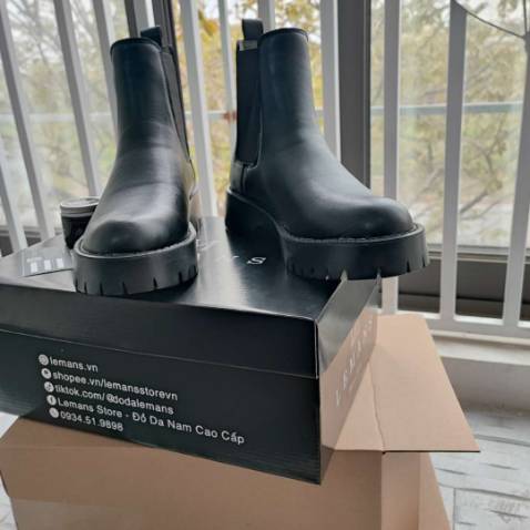 1,đóng gói cẩn thận, chống shock hộp tem bảo hành đủ 12 tháng
2,tư vấn trả lời thân thiện nhiẹt tình,nhanh
3,shop tặng kèm xi giày,thiếu shop vẫn cẩn thậnđóng gói gửi bù tặng khách
4,giày  form đẹp đúng kiểu mk  thích,đi êm lắm đế cao su đúc
5,giày cổ cao nên xỏ v, tháo raxót lắm🤕
Ncl bền lâu,giữ form thì cần time nhg cskh của shop cực kì chu đáo,mn yên tâm về sp và shop 10đ