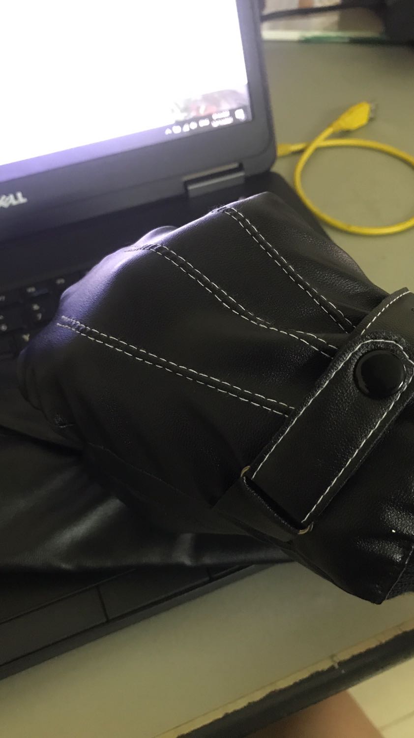 Găng tay da xịn, chất da tốt, mềm mại dễ chịu, bên trong lót lông kỹ càng đeo rất thoải mái và dễ chịu. Đường chỉ may chắc chắn. Hàng tốt đáng đồng tiền.