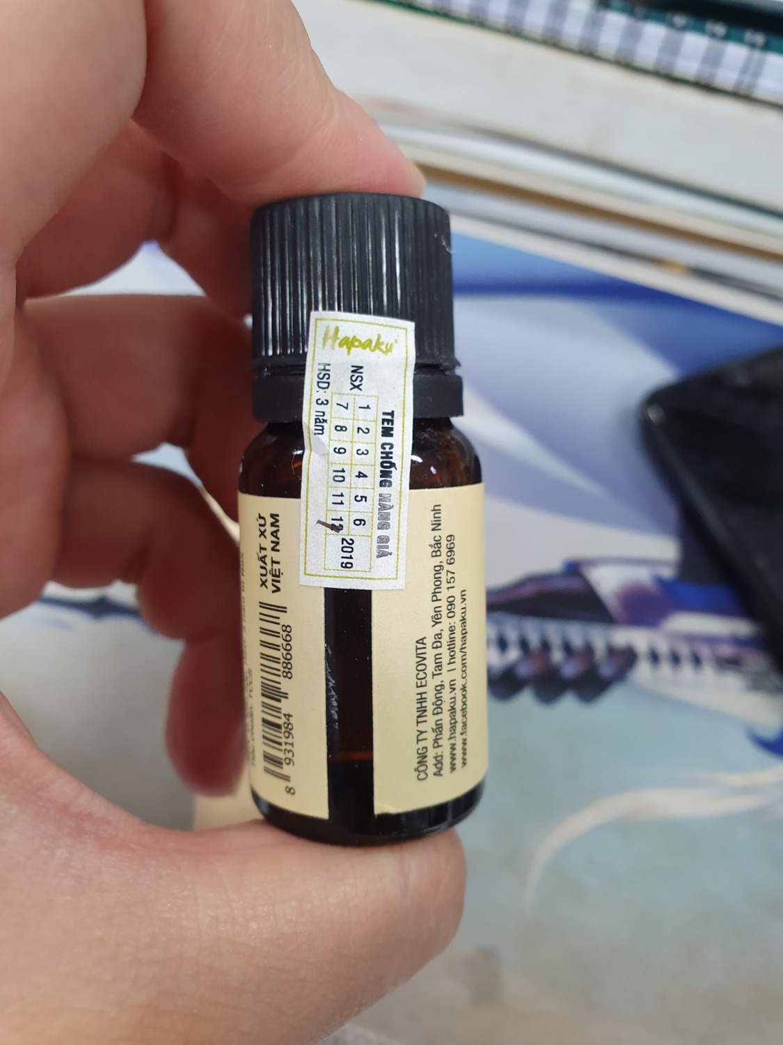 Giao hàng nhanh. Shop bọc bằng giấy bìa cũng ổn rồi, nhưng vì là tinh dầu nên nếu có chống shock thì sẽ an toàn hơn, tránh vỡ khi giao hàng. Hàng nguyên seal, có hạn sử dụng và mã vạch.
Theo cảm nhận mình đánh giá đây là loại tinh dầu tốt, mùi hương đặc trưng của dầu tràm, thơm dịu, ko hăng. mình đang đau đầu, mà mở ra ngửi 1 xíu thấy dễ chịu lắm. Dùng hết mình sẽ mua tiếp