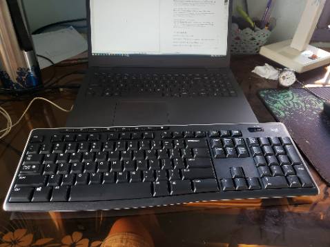 1. Bàn phím cứng cáp tương đôi chắc chắc, hoàn thiệt tốt
2. Đây không phải là bàn phím êm, nên nếu bạn nào muốn mua thì lựa chọn sản phẩm khác
3. Bàn phím sử dụng 2 cục pin đũa (tạm hài lòng về vấn đề này, cá nhân mình không thích sản phẩm sử dụng pin đũa máy, khó mua và khó kiếm pin)
4. Hiện tại cảm giác gõ mình chưa quen (do có thể mình thường xuyên gõ bằng bàn phím laptop) nên với sản phẩm này thấy còn lạ tay (mình mong là lạ tay, chứ sợ do layout bàn phím chưa tốt)
5. Tiki nên có hộp dài để đựng sản phẩm thay vì chỉ quấn lớp màn bọc bở bên ngoài hộp (ảnh hưởng đến mỹ quan sản phẩm, nếu tệ có thể hư hại)
Trên là một số ý kiến của mình để mọi người cân nhắc mua và sử dụng sản phẩm. Mình đính kèm thêm hình mọi người kham khảo 1. Bàn phím cứng cáp tương đôi chắc chắc, hoàn thiệt tốt
2. Đây không phải là bàn phím êm, nên nếu bạn nào muốn mua thì lựa chọn sản phẩm khác
3. Bàn phím sử dụng 2 cục pin đũa (tạm hài lòng về vấn đề này, cá nhân mình không thích sản phẩm sử dụng pin đũa máy, khó mua và khó kiếm pin)
4. Hiện tại cảm giác gõ mình chưa quen (do có thể mình thường xuyên gõ bằng bàn phím laptop) nên với sản phẩm này thấy còn lạ tay (mình mong là lạ tay, chứ sợ do layout bàn phím chưa tốt)
5. Tiki nên có hộp dài để đựng sản phẩm thay vì chỉ quấn lớp màn bọc bở bên ngoài hộp (ảnh hưởng đến mỹ quan sản phẩm, nếu tệ có thể hư hại)
Trên là một số ý kiến của mình để mọi người cân nhắc mua và sử dụng sản phẩm. Mình đính kèm thêm hình mọi người kham khảo