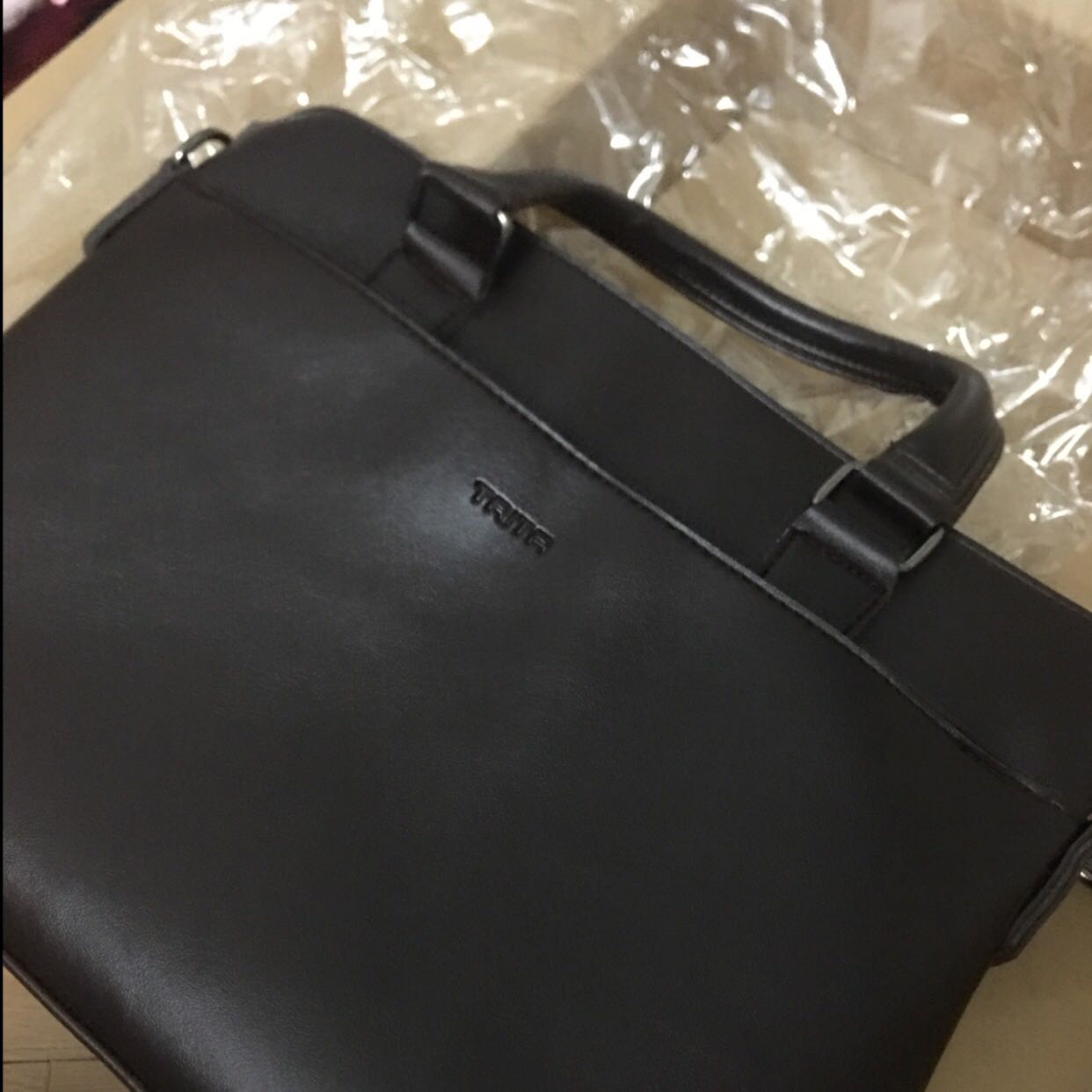 Sản phẩm này là đồ fake. Không có giấy tờ của công ty sản xuất. Không có dây đeo túi như hình minh hoạ. Thật thất vọng với số tiền đã trả. Đề nghị công ty bán hàng đổi lại sản phẩm. (Giữa túi còn có cả mớ rác nữa.😢)