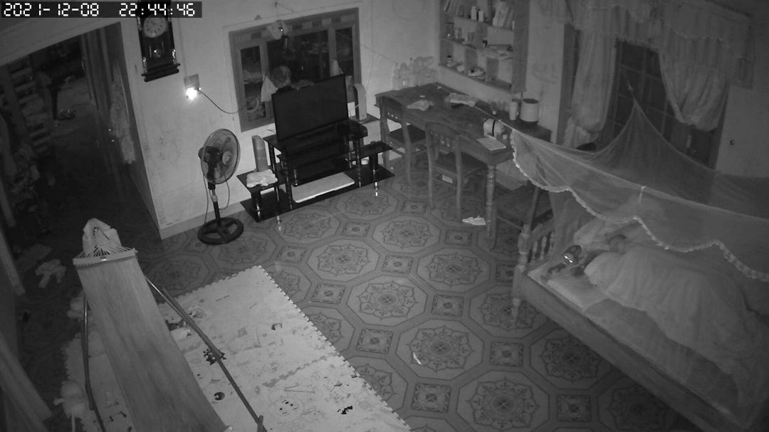 Đóng gói chắc chắn, shop hướng dẫn nhiệt tình, chu đáo. Camera treo lên tường góc rộng hơn lúc mình để bàn. Buổi tối muốn xem có màu thì phải bật led trên camera. Mình thấy cũng k cần nên k bật. Hài lòng, tặng shop 5 sao.