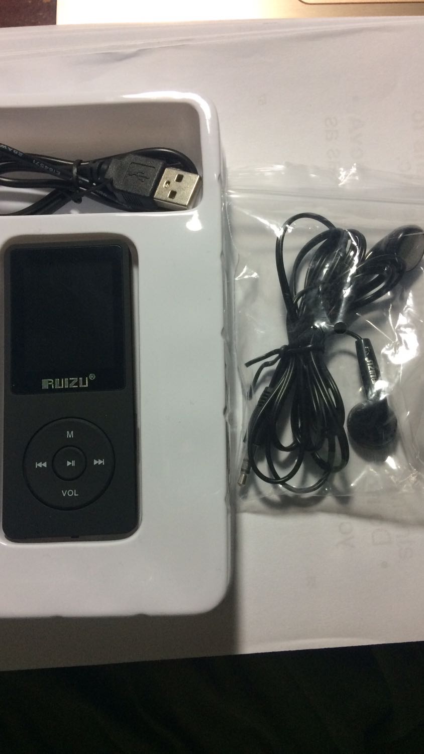 Mình cho 4 sao ko phải tại có gì ko tốt, mà mức tốt nhất của mình là 4 sao thôi :)) Máy khá ok, mà nhỏ hơn mình tưởng. Mấy phím lên xuống là các phím trái phải, ngược ngược nên lúc đầu bấm không quen nhưng sau cũng ok. Máy mình nhận được đóng gói kỹ, Tiki dán kín mít trong túi bong bóng mở muốn hụt hơi :))) Còn có chức năng ebook nữa, mặc dù chữ nhỏ đọc hơi nhức mắt. Có khe nhét thẻ nhớ thêm để nâng dung lượng máy lên. Mua cho em mình xài. Để xem nó xài ổn ko thì mình sẽ cập nhật tiếp!!