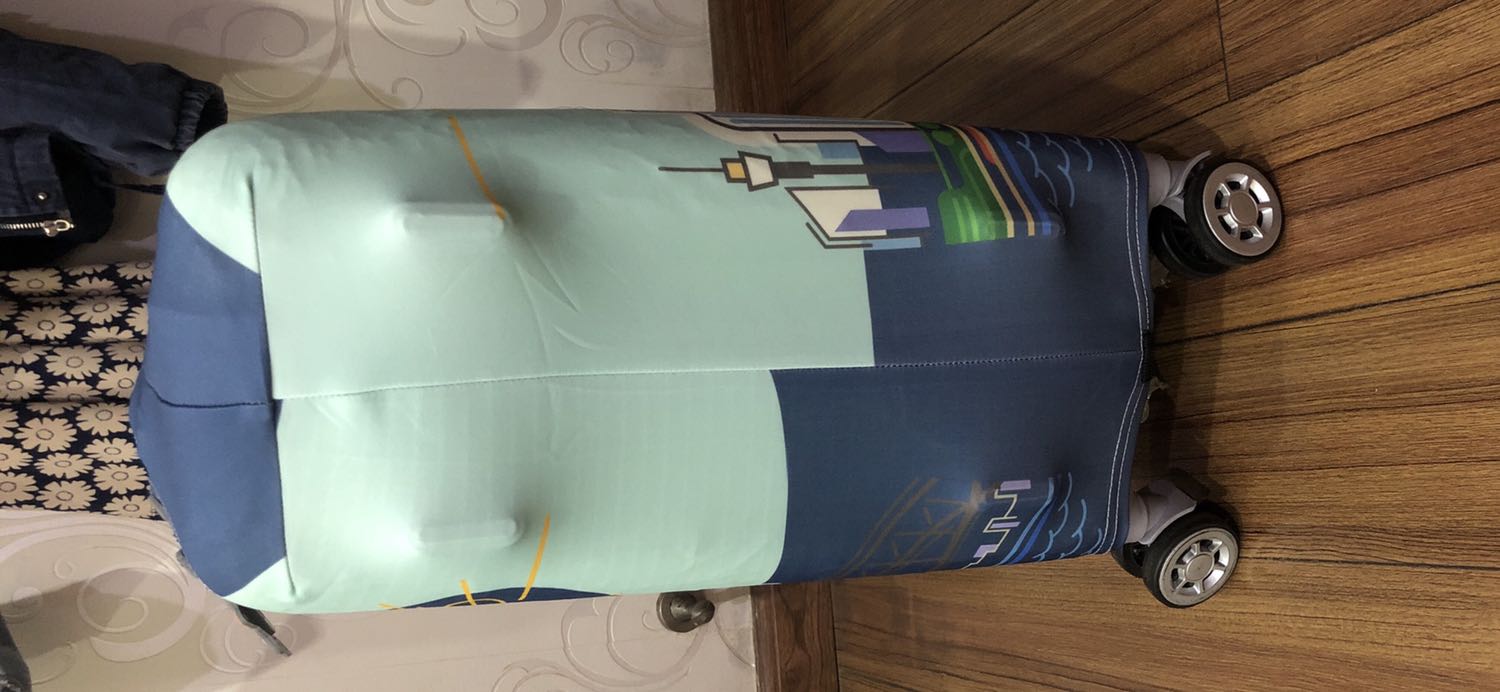 Bọc vali bằng vải thun, khoét lỗ không chuẩn, đường may xấu, không có chỗ khoét phía trên vali như hình, không đáng giá tiền