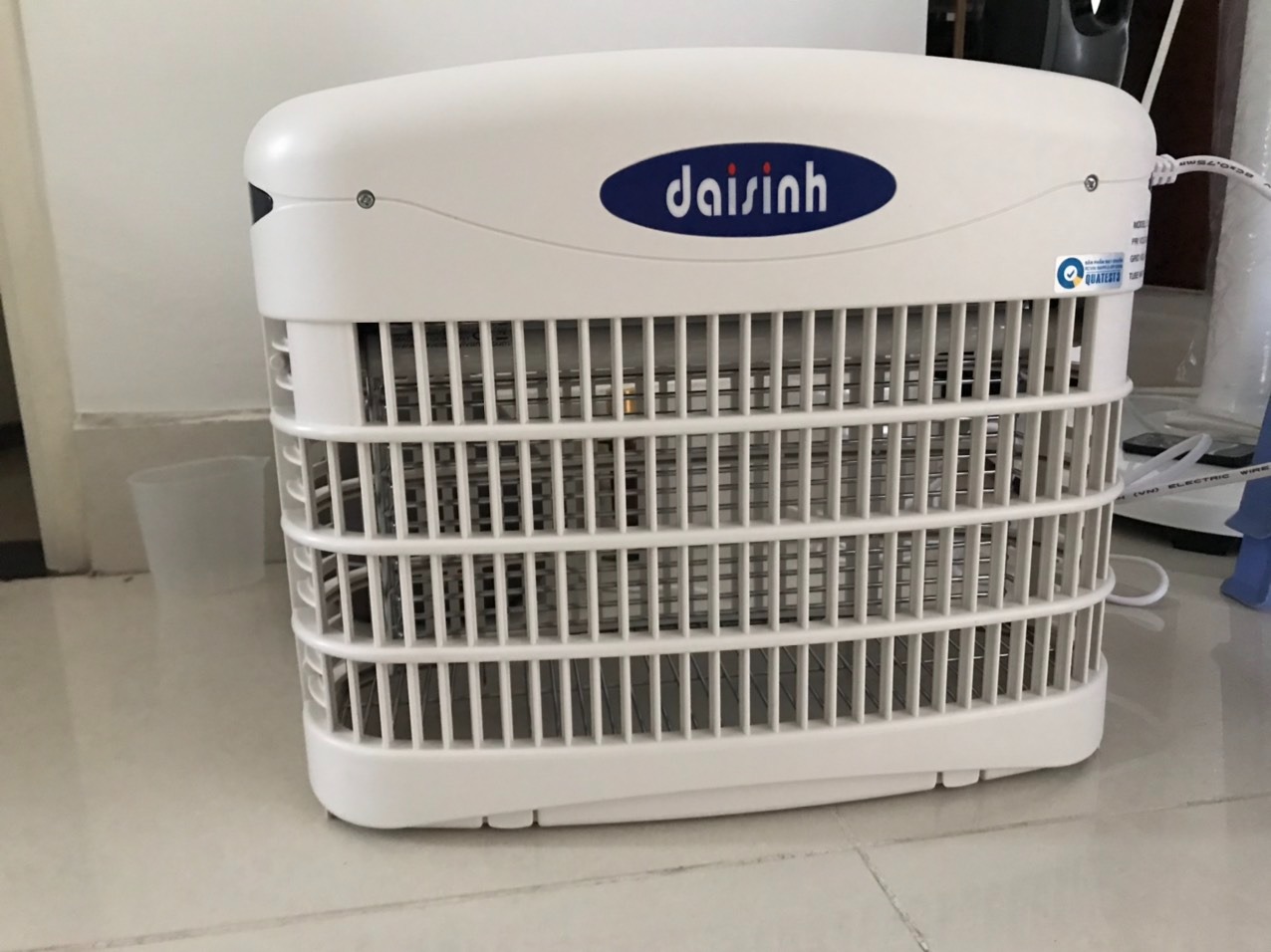 Sản phẩm bị lỗi, không hoạt động, bóng đèn không sáng.
Vui lòng đổi sản phẩm mới, kiểm tra hoạt động rồi hãy giao.