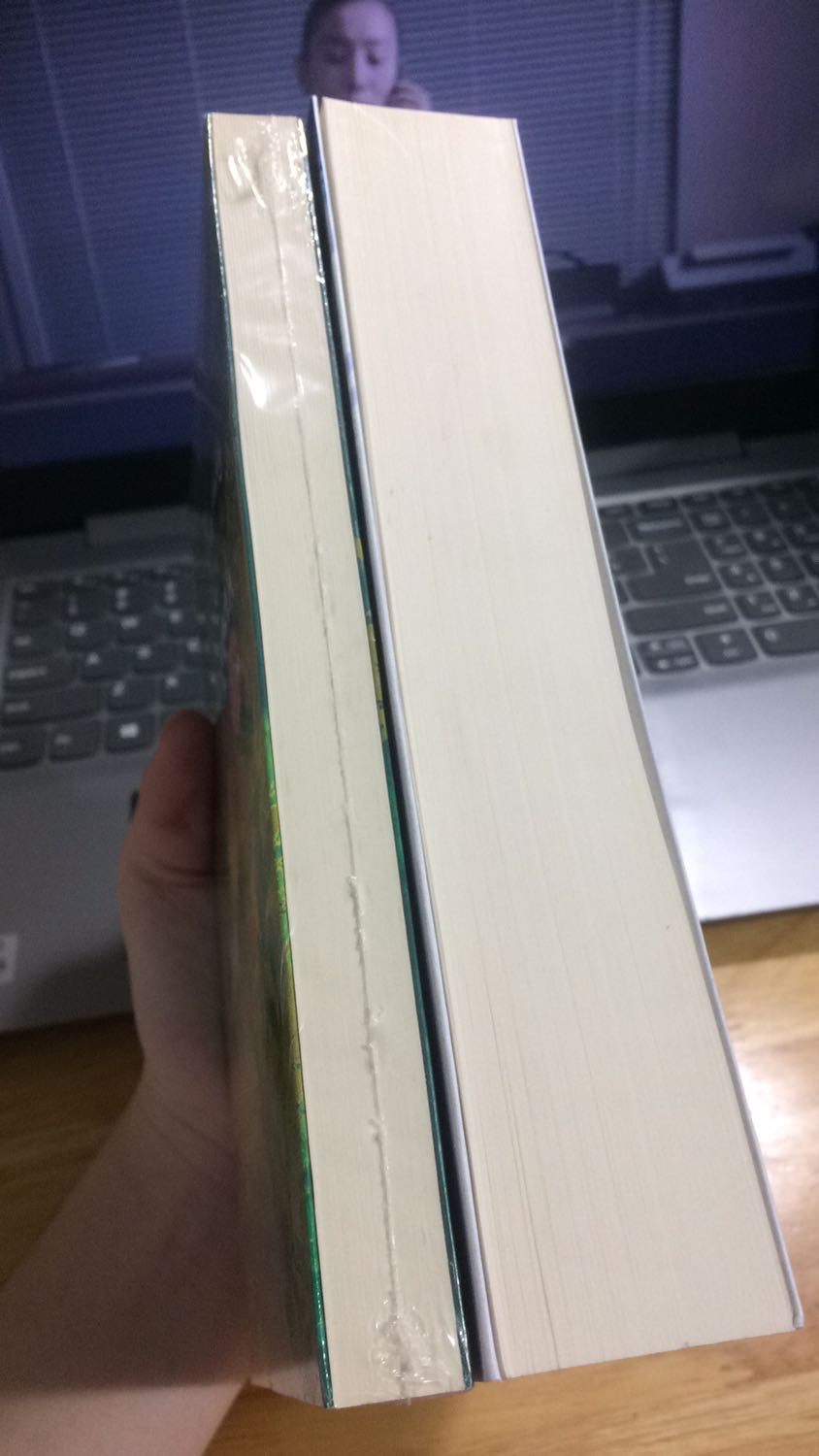 Đầu tiên là bìa quyển này rất xinh luôn á:33 Đóng gói hàng chắc chắn. Còn về nội dung thì khỏi bàn hêh, đỉnh lắmmm