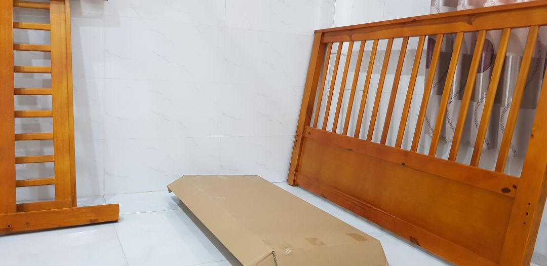 ổn. shop giao thiếu vào món, nhưng đã bổ sung. giường khá chắc chắn. 
Lưu ý. là không dùng chiếu được, do chỉ giường hở rộng. nệm thì đỡ ổn. shop giao thiếu vào món, nhưng đã bổ sung. giường khá chắc chắn. 
Lưu ý. là không dùng chiếu được, do chỉ giường hở rộng. nệm thì đỡ