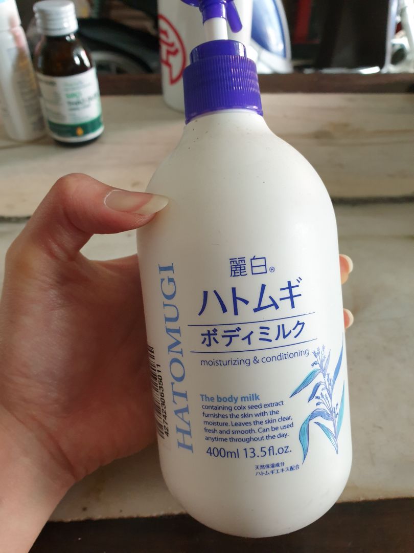 Mùa đông sợ khô da nứt nẻ nên đặt hẳn chai to xài cho đã. Chai trước mình đặt bên khác, dùng cũng quen rồi giờ đặt thử ở đây cũng không thấy có gì khác biệt. Chai lớn, thơm, sữa dưỡng thể thấm nhanh, không bị bết như xài dưỡng thể của Hàn. Mình có thử giơ chai dưới nắng thì thấy vơi ở mức ngón tay cái ở hình 2, cũng k đáng kể lắm.