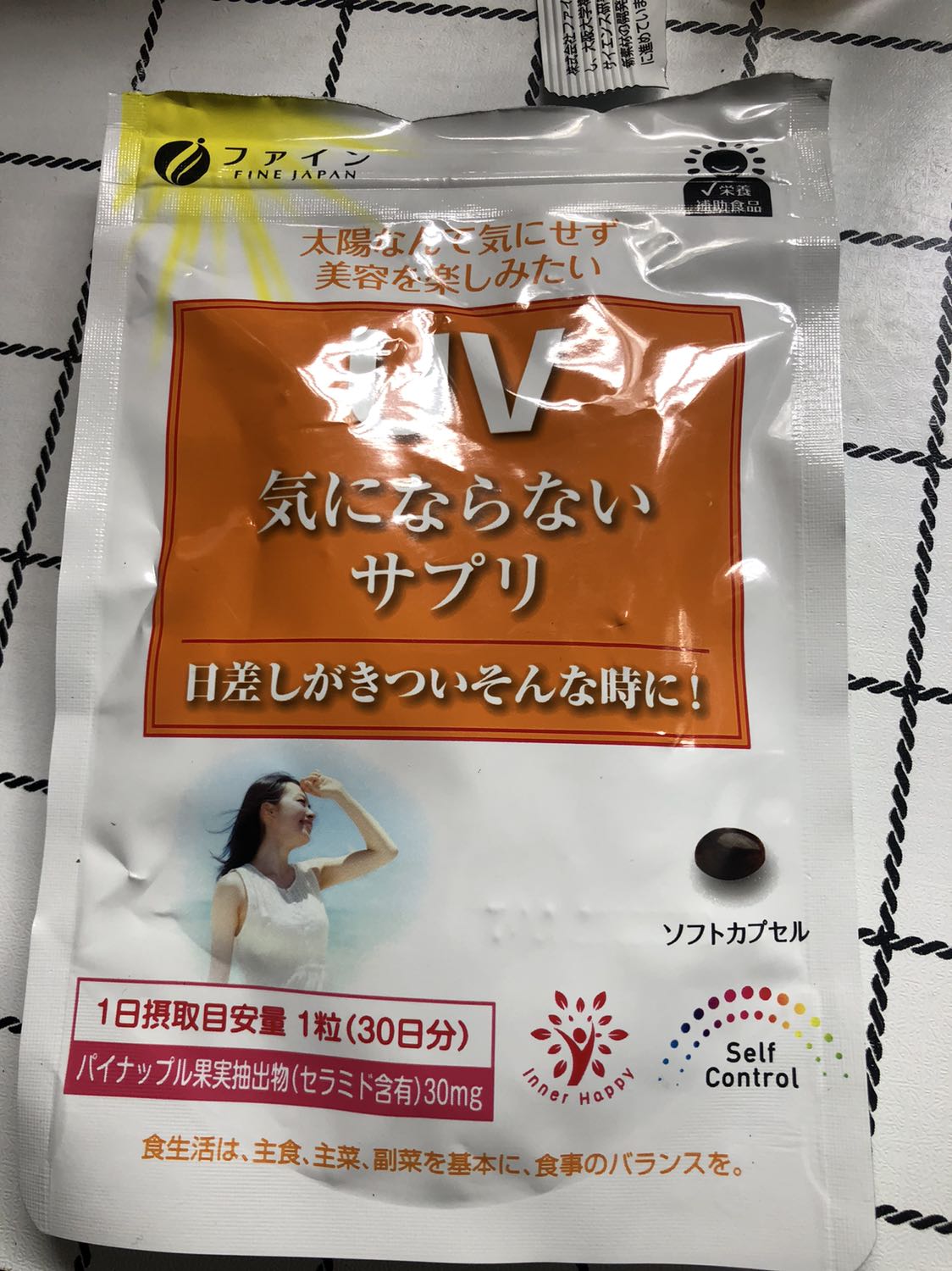 Mình mỗi ngày đều uống một viên để chống nắng, phải chi biết đến viên chống nắng sớm hơn thì có lẽ giờ da dẻ cũng đẹp hơn ?Nhưng mà mình mới uống cũng chưa biết tác dụng thực sự như thế nào nhưng mà giá cả cũng hợp lý ah mọi người dùng cái này cũng an tâm hơn rất nhiều kể cả ở trong phòng hay làm việc máy tính nhiều không cần phải lúc nào cũng bôi kem chống nắng liên tục không tốt cho da, với lại nếu có ra nắng thì mọi người cũng nhớ che chắn thêm vs bôi thêm kem chống nắng heng, ở nhà thì mình không bôi hehe ? Cảm ơn shop cảm ơn tiki giao hàng nhanh chóng ??????