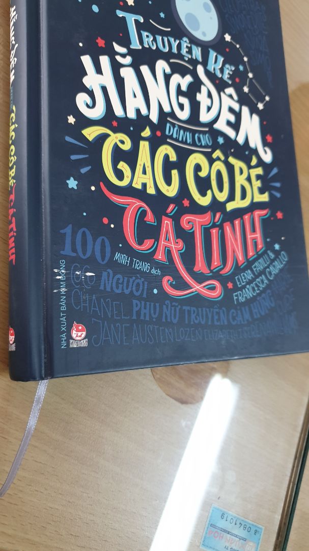 Sách màu sắc rất đẹp. Nội dung sách thì vốn đã rất nổi tiếng rồi. Nhưng tôi rất không hài lòng khi nhận được 1 quyển sách sứt sẹo như sách cũ như thế này. Hộp vận chuyển thì còn nguyên vẹn vuông vức nên ko thể là do bên vận chuyển được. Đây là quyển sách tôi rất mong ngóng để nhận được, như thế này làm tôi thất vọng quá.