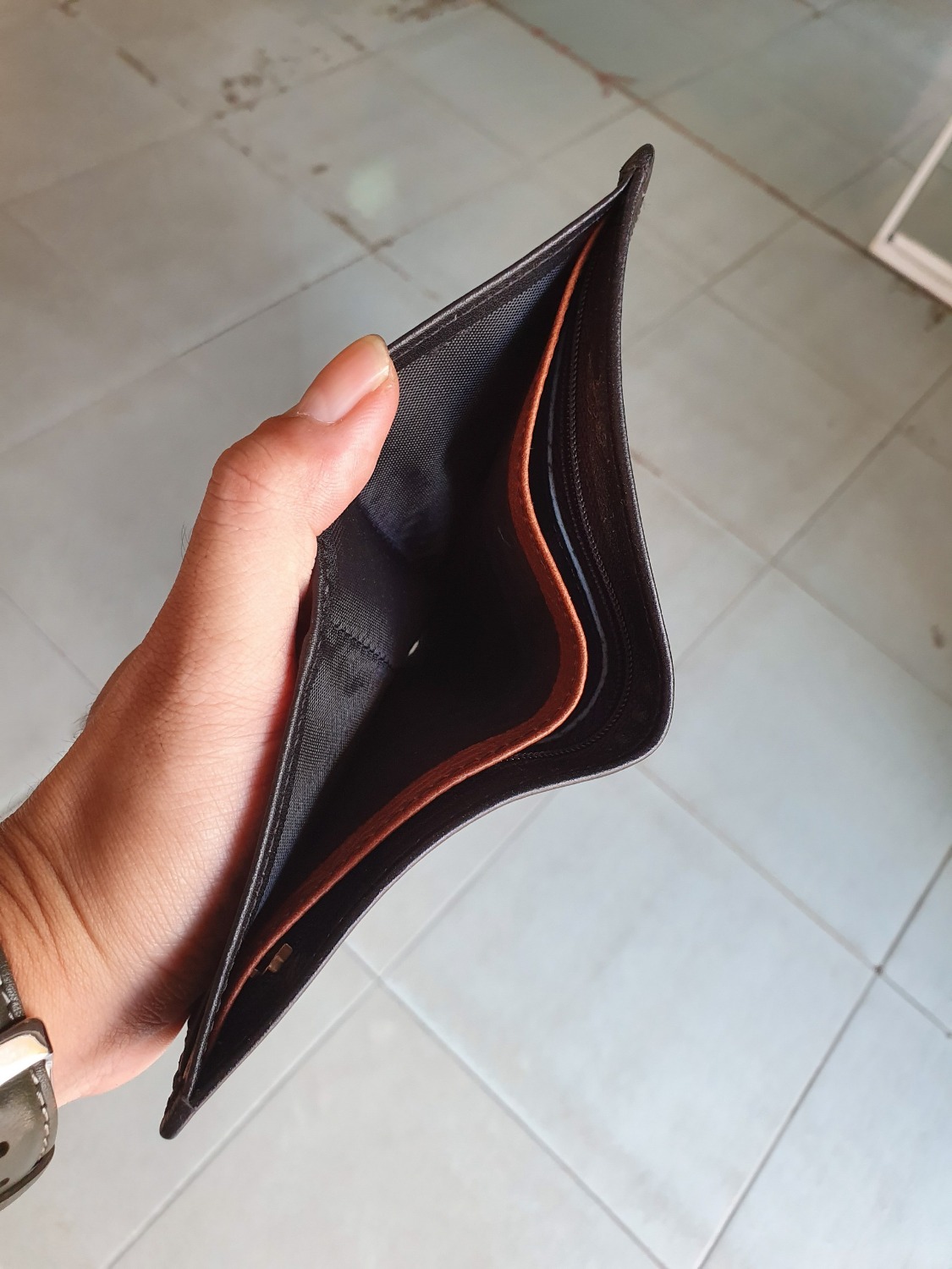 Sản phẩm giao nhanh, có hộp đầy đủ, da sờ vô rất mịn và cảm giác chắc chắn. Trước mình đã mua 1 sản phẩm thắt lưng của AT Leather xài hơn 1 năm rồi vẫn như mới, nên ví chắc cũng vậy. Sẽ ủng hộ shop lâu dài