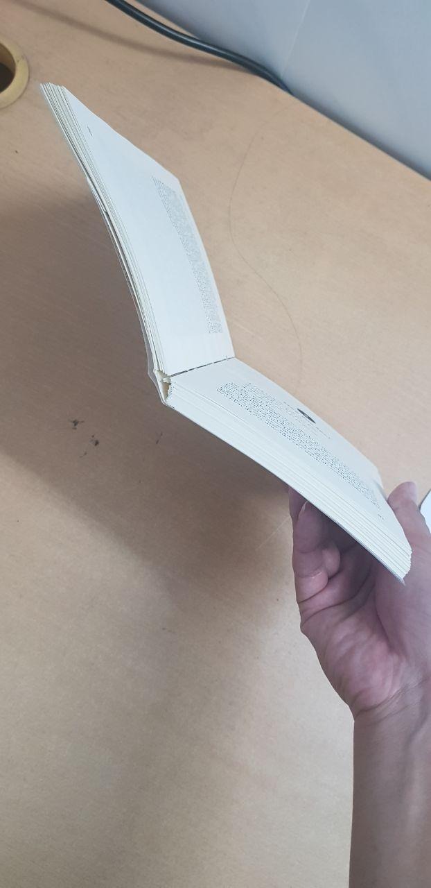 1. Về ngoại hình: Sách mới đọc vài trang là bị hư gáy như hình
2. Về nội dung: Gần giống như cuốn Richard Branson - Đường ra biển lớn. Nên nếu ai đã đọc cuốn tiểu sử đó rồi thì thôi, ko cần đọc sách này vì nội dung giống nhau.