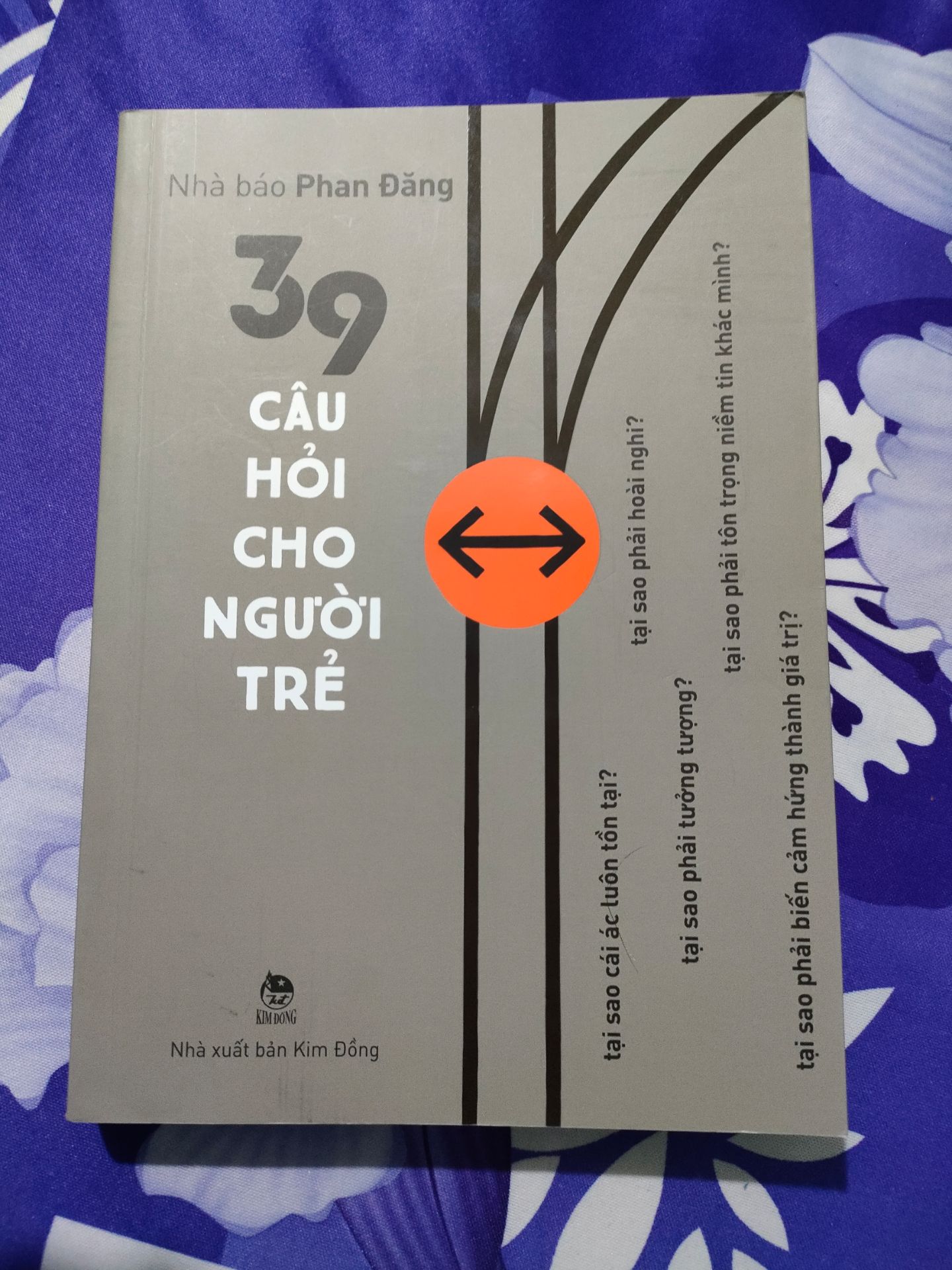 Bạn hãy cầm lấy cuốn sách, đọc những trang đầu. Và bạn sẽ có câu hỏi đầu tiên:
"Tại sao phải đọc những cuốn sách như thế này?"

Tiến sĩ, Nhà báo Vũ Công Lập