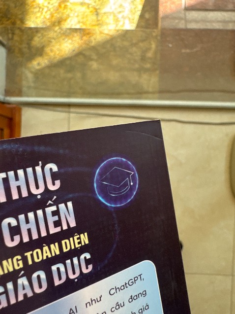 Bìa sách rất nhiều vết xước như sách cũ.