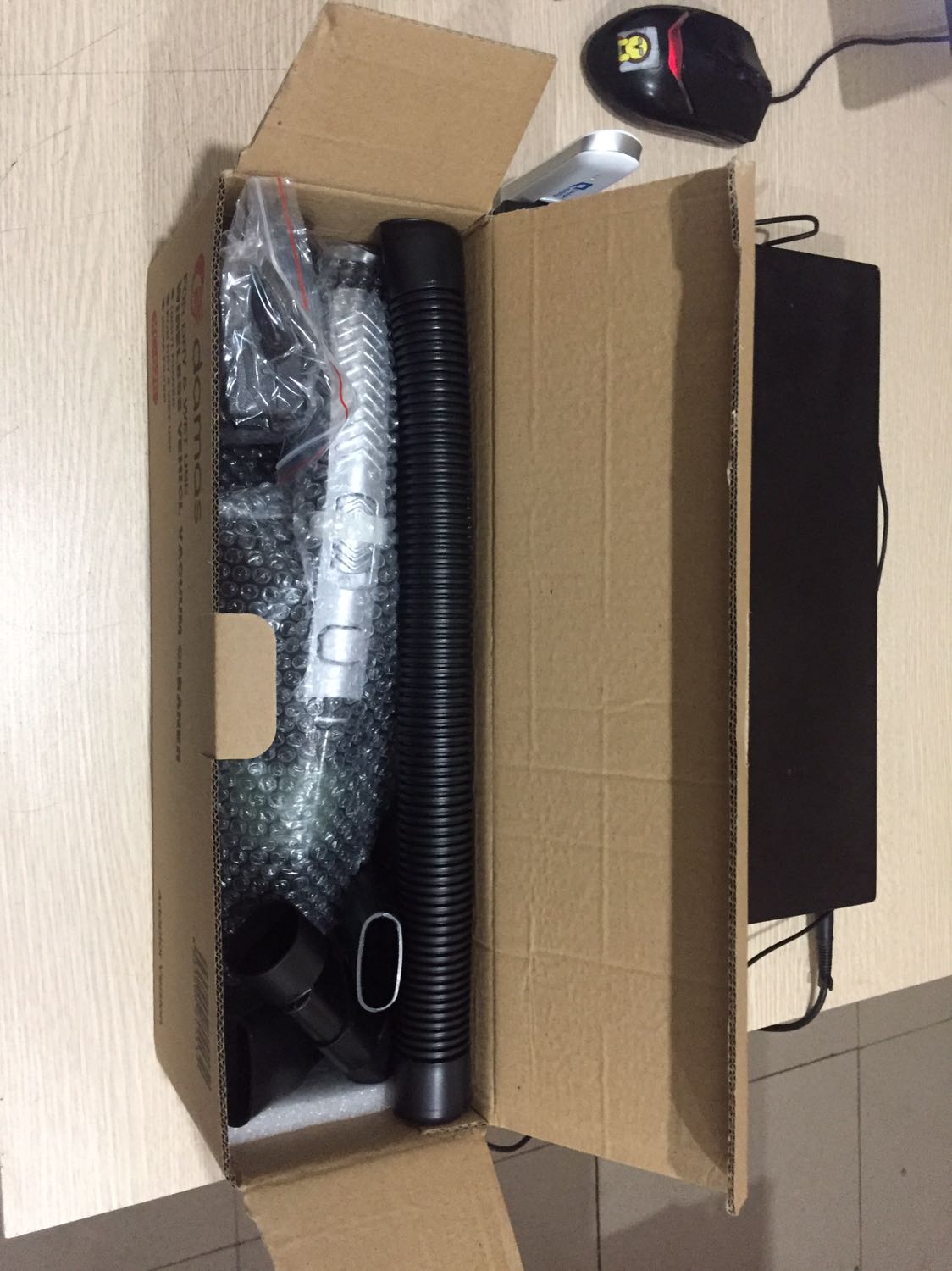 Thấy shop bán có thương hiệu nên yên tâm mua, đúng là không thất vọng ạ ^^
 Hộp sản phẩm là bìa cứng, nhìn đã chắc chắn rồi ý, máy được bao bằng 1 lớp chống va đập. Uầy, mình đã từng mua máy của các nơi khác, hộp nó chỉ là bìa mỏng thôi, thế mà thương hiệu này hình như mới nhưng lại sản xuất hàng rất chắc chắn và đẹp nhaa @@ được kèm rất nhiều đầu hút theo máy nữa. Mình bật hút thử thì thấy rất khỏe, đúng là nhỏ nhưng có võ ha ha ^^ Với mức giá hơn 400k có 1 con máy hút bụi này thì quá đáng tiền. Mình ít đánh giá hàng trên Tiki vì không có shop nào khiến mình hài lòng nhưng lần này đánh giá kỹ 1 chút để các bạn khác biết về sản phẩm của shop ạ. Chúc shop làm ăn phát đạt và thành công ^^