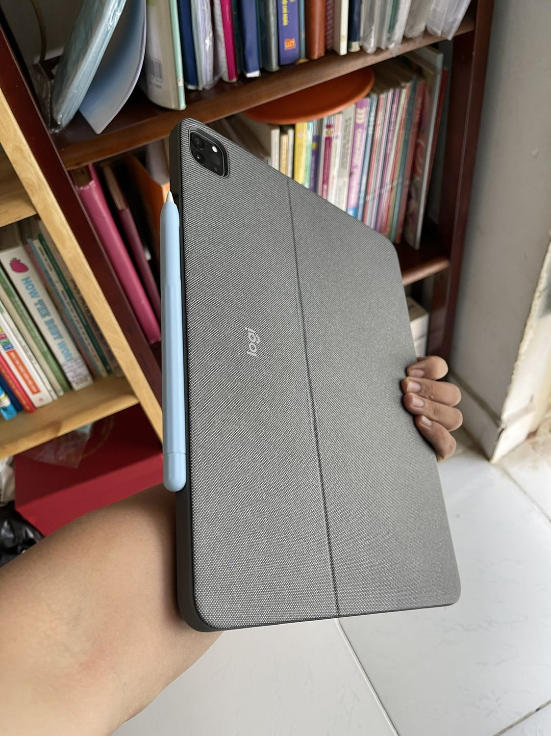 sau 1 thời gian sử dụng có 1 số đánh giá cá nhân sau. Lúc mua giá khá tốt so với ngoài cửa hàng. Bàn di chuột rất mượt giống con macbook mình dùng, bàn phím gõ ok, kết nối tiện lợi tháo ra gắn vào, kim luôn bao da bảo vệ tối đa ipad. Nhược điểm k có đèn báo Caps Loak nhiều khi nhầm, dùng phiên bản 12.9 bất tiện nếu bỏ lên đùi gõ văn bản vì nó hơi dài so với đùi của bạn rất dễ rơi.