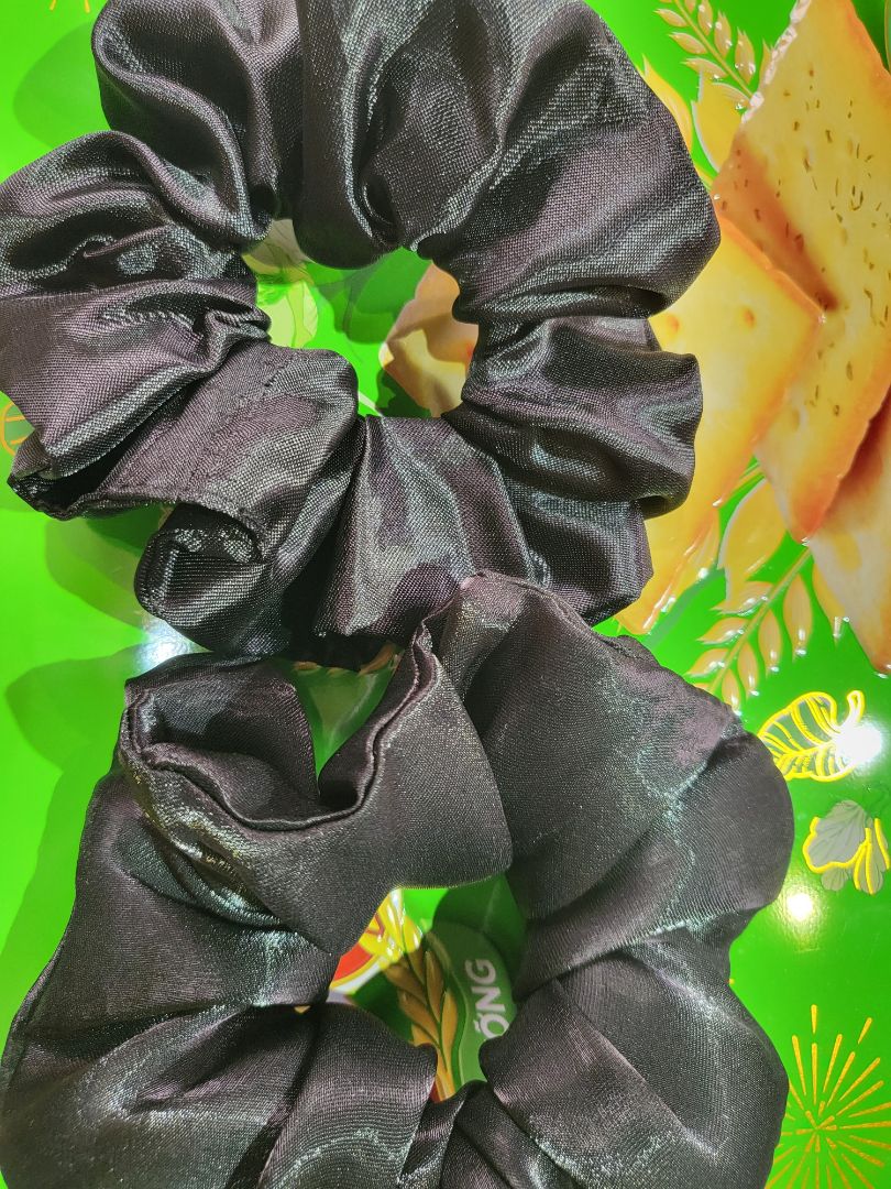 không giống màu xám ánh kim