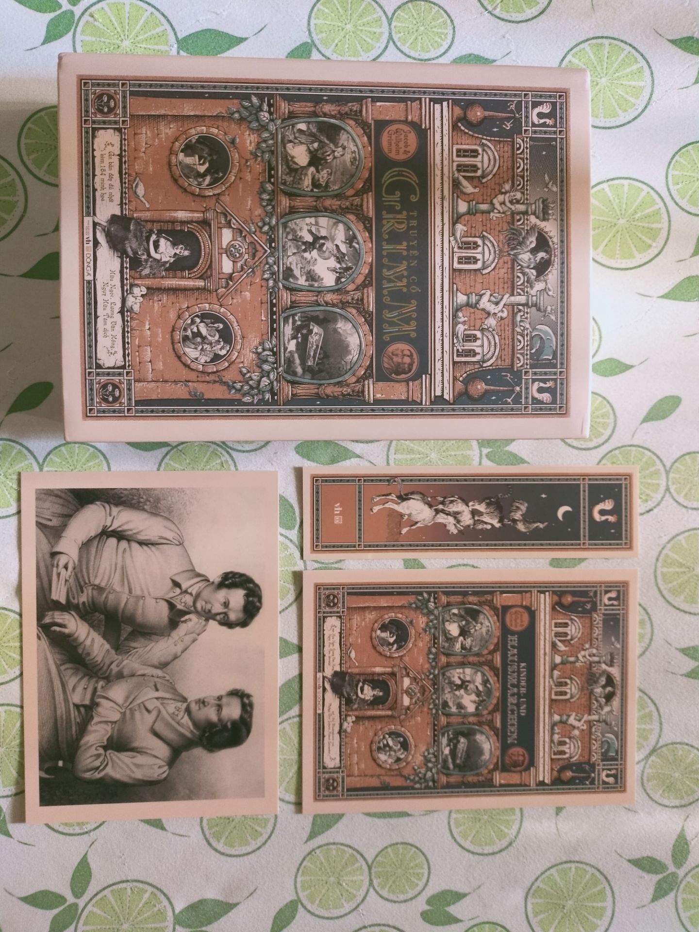 + Shop gửi hàng cực kỳ, cực kỳ nhanh chóng. Mình ở xa mà tối nay đặt, sáng mốt đã nhận được. Xin cảm ơn.
+ Bao gói rất ít, có mỗi cái thùng giấy bên ngoài, mình rất lo lắng nhưng sản phẩm không hư hại gì mấy nên vẫn khuyến khích 5 sao. Sách quý nên được bao gói kỹ càng hơn.
+ Ấn bản này đẹp từ bìa cho đến giấy, đến mực in, với những hình minh hoạ chính là điểm nhấn. "Đây là bản đầy đủ nên to rầm, bự đùng, dày cui và nặng tay nha các bạn."