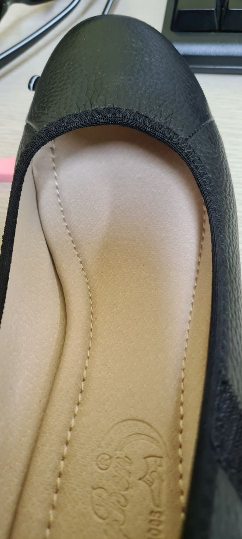 giày chất lượng kém, có 1 đầu ghim sắt nhỏ bên trong đi đâm vào chân. lỗi nhà sản xuất mà dám bán ra thị trường?