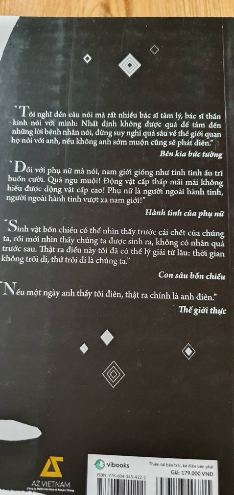 Sách không có màng bọc ngoài nhưng vẫn mới.
Sách có 1 bookmark và 1 thư cảm ơn.
Sách khổ to, dày và nặng, không thích hợp mang đi nhiều nơi bên mình.
Nội dung khá thú vị.
Đây là tiểu thuyết chứ không phải là sách nghiên cứu khoa học nhé.
Giao hàng nhanh (mình ở HN).