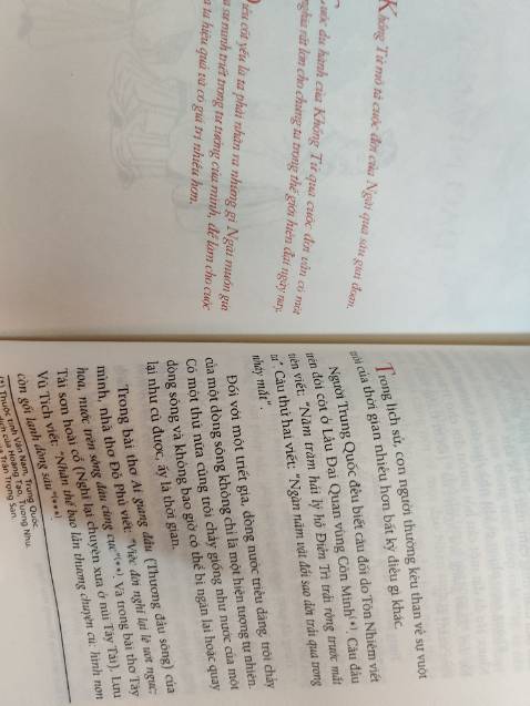 Hình thức: sách mới có kèm bookmark, không còn seal. Sách của First News gần đây đều cho in có thêm 1 màu nhìn khá nổi bật. Văn phong dịch tương đối nuột, ít lỗi chính tả. Nội dung: những tư tưởng, lời dạy quen thuộc của Khổng tử được Yu Dan lồng ghép vào thực tế cuộc sống hàng ngày (chủ yếu ở TQ), trong hướng xử trí tổng hòa giữa các mối quan hệ anh em, bạn bè, gia đình & xã hội. Ngoài các ví dụ dẫn chứng chủ yếu từ Luận Ngữ, tác giả cũng phối hợp tinh nhuần những điển tích Thiền ngữ cũng như từ các triết gia, thi nhân nổi tiếng khác của Trung Hoa. Nhìn chung là một tập sách mỏng khá thú vị, sẽ đọc tiếp phần 2 "Khổng tử tâm đắc" để có cái nhìn đầy đủ hơn về những tinh túy trong tư tưởng & triết lý sống của một bậc thánh hiền.