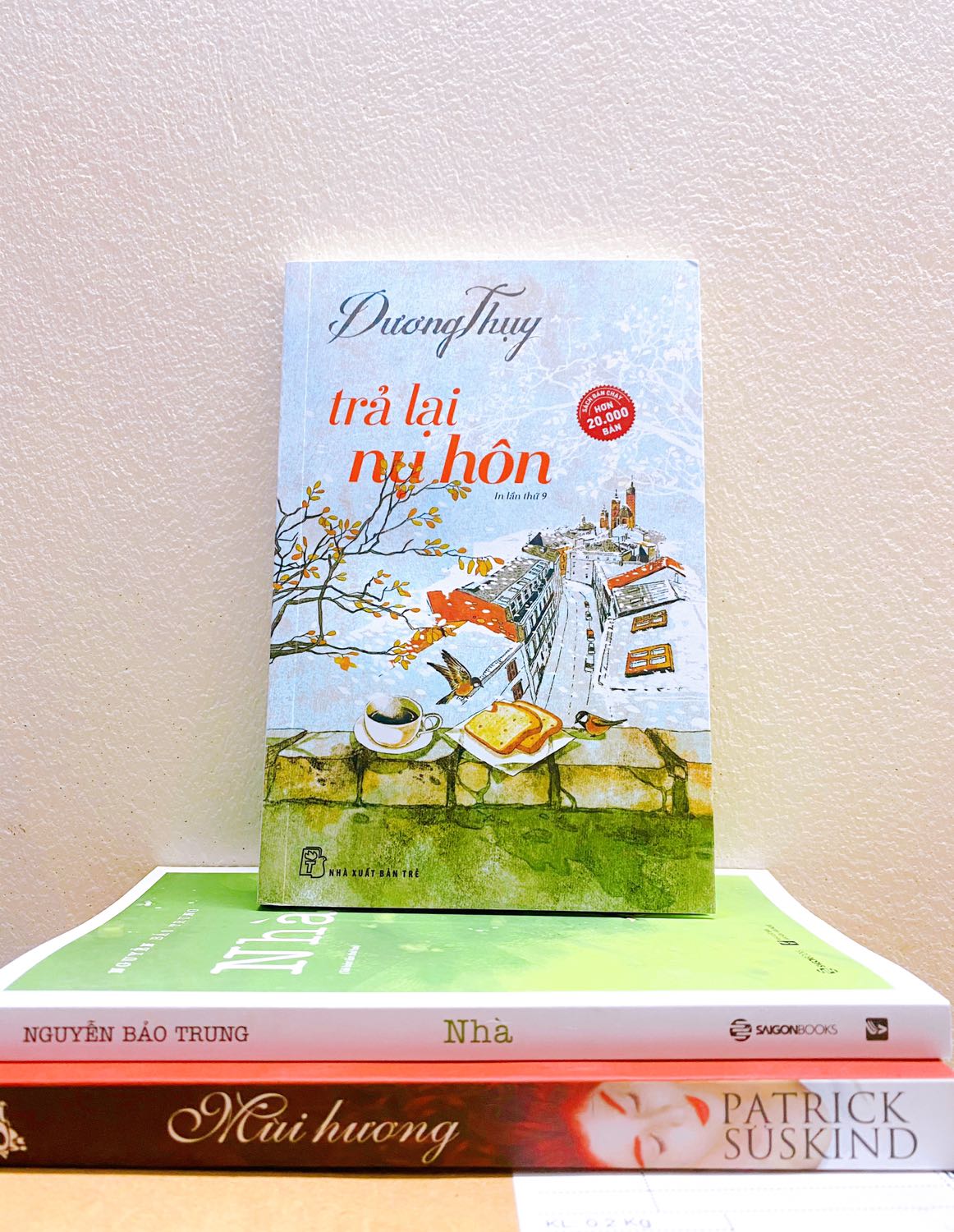 Dương Thuỵ là tác giả mà tôi yêu thích. Trả lại nụ hôn là cuốn sách hợp lý đọc trong mùa dịch. Du lịch cùng tác giả qua từng trang sách để cảm nhận thế giới này và thêm yêu mến nó. Sách không dày, được in đẹp và dễ dàng mang theo khi di chuyển?