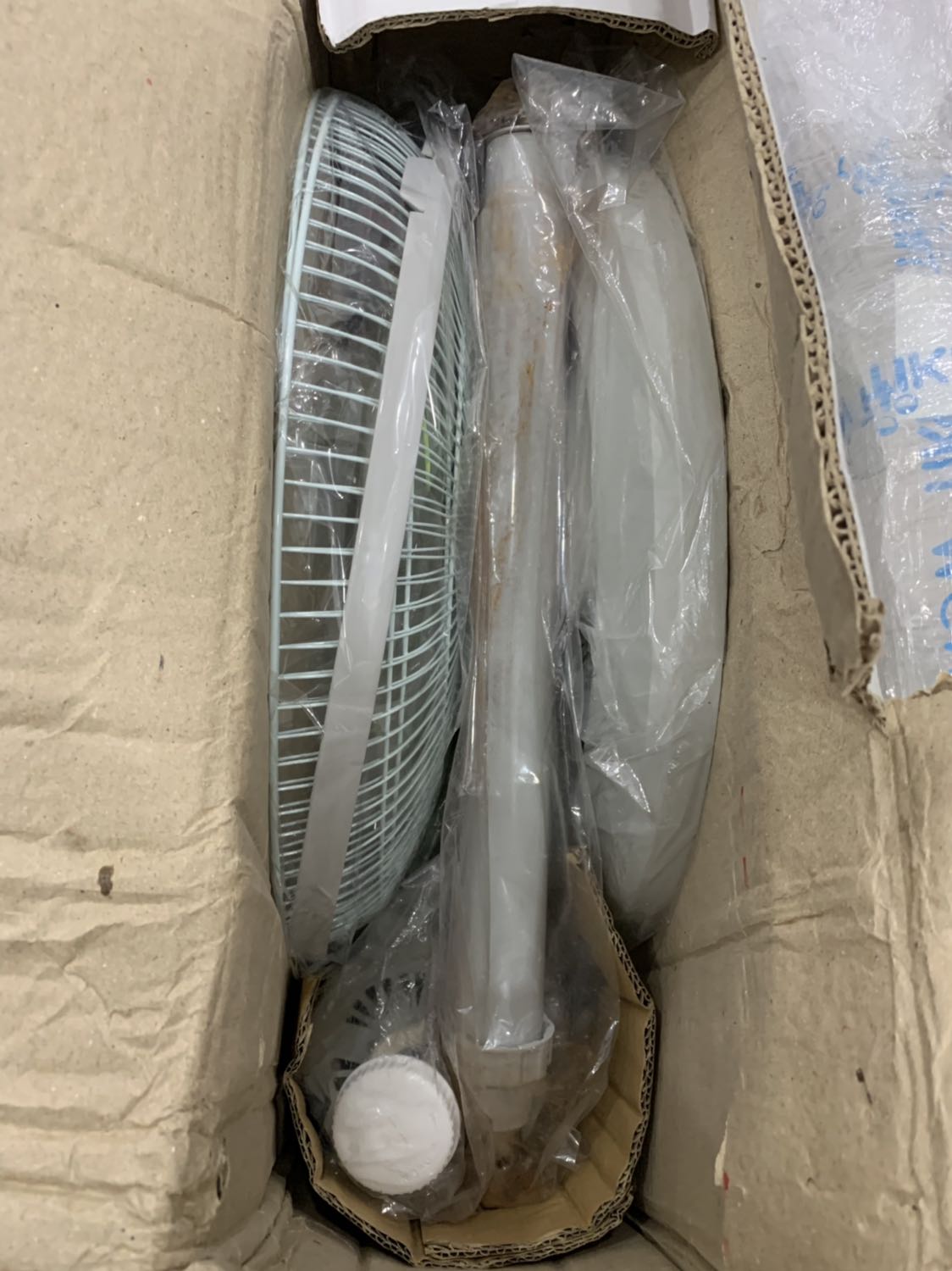 Mở ra thùng bên trong lẫn ngoài đều bụi. (Tạm chấp nhận)
Mở ra thấy óng thân quạt sét dơ chui ko ra( tạm chấp nhận) vì bên ngoài. 
Tới ráp cái cổ nghe lua khua thì nghĩ ko bít bị gì thôi cứ ráp roi tính. Ráp xong bật quạt thì thấy cái nút bị lỏng chuẩn bị rớt. 
Một tháng đặt hơn 40 đơn mà tiki coi thường khách vậy sao. Thà ko bán chứ bán ba cái đồ ôn này mất thời gian cả hai bên.