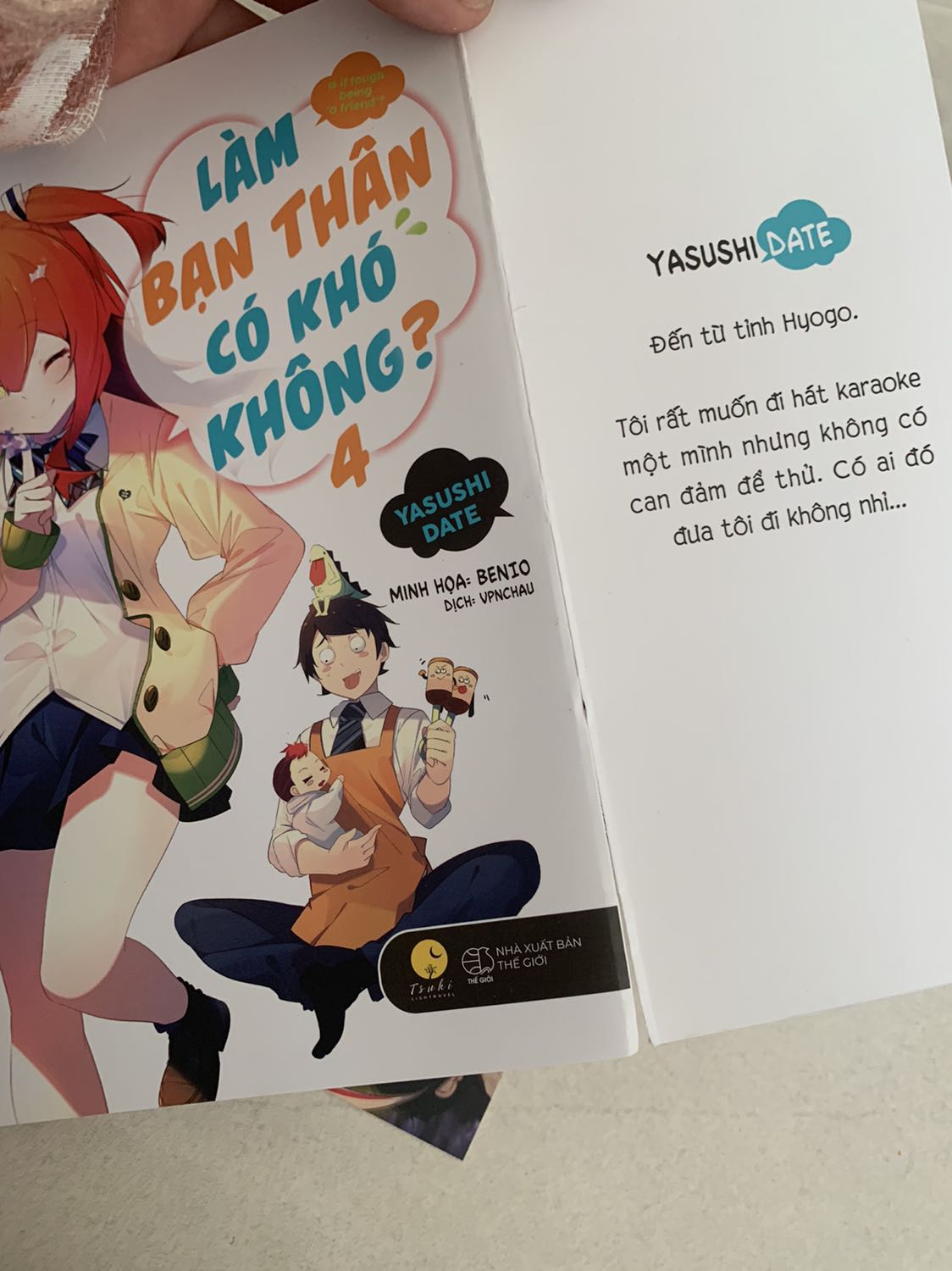 Sách được đóng gói kĩ, giao nhanh, phụ kiện đi kèm đầy đủ. Mọi thứ đều ổn trừ cái bìa sách đã bị rách. Vì đc đóng gói kĩ nên chắc đã bị rách từ trc, và vết rách giống như bị ai đó cắt vậy