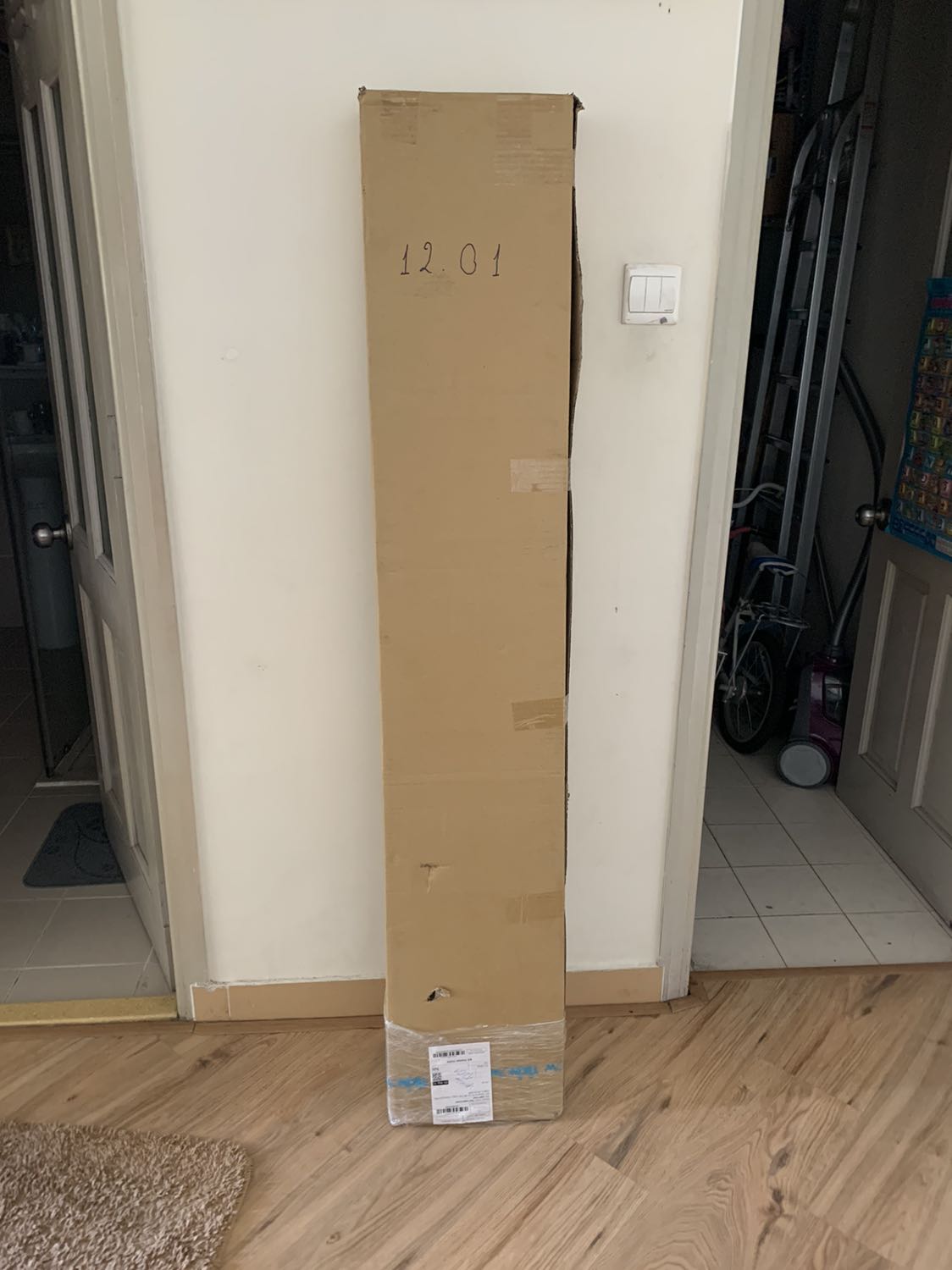 Giá sách gỗ bằng gỗ cao su nên nhẹ. Lắp lên trông mỏng mảnh nhưng chất lượng ổn, tin cậy, bền bỉ. Màu vàng nhạt và dần ngả đậm theo thời gian.
Hàng giao rời từng mảnh nên cần người khoẻ tay ráp lại cỡ 1 giờ.
Bào bì phù hợp, giao hàng sớm hơn giao kết (1 tuần).