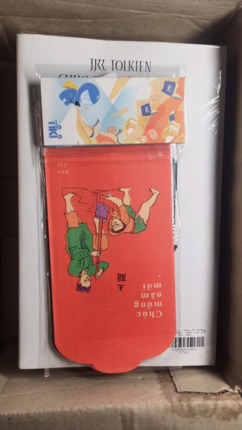 Cuối cùng sau bao ngày mong ngóng thì mình cũng đã nhận được bộ "Chúa tể những chiếc nhân" và đúng như những gì mình mong đợi sách đẹp xỉu luôn ý, được bọc cẩn thận bằng nọc nilong bên ngoài. May mắn rằng lần này đơn vị vận chuyển nhanh nhưng sách bên trong không bị rách hay móp gì hết.
Về nội dung của bộ tiểu thuyết thì không có gì để chê hết, mình mê từ lúc xem phim hồi nhỏ và cho đến giờ đây vẫn là bộ fantasy mình thích nhất.