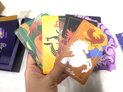 Không ngờ có ngày t được cầm trên tay bộ bài mua giá này và đẹp đến vậy. Không thích cách đóng gói của Tiki nhưng được tặng kèm bm nha 😃👏. 
Bộ bài thì chỉn chu, lá bài dày dặn sờ mướt tay. Hoan hô nsx lắng nghe góp ý trước đó và cải thiện chất lượng. Hộp ngoài nhìn sang xịn mịn, hộp bé không ưng lắm nhưng bộ bài là ngôi sao rồi nha, mình nó cũng đủ 5* rùi. 
Tui ưng lắm á. Aaaaaaaa!!!!