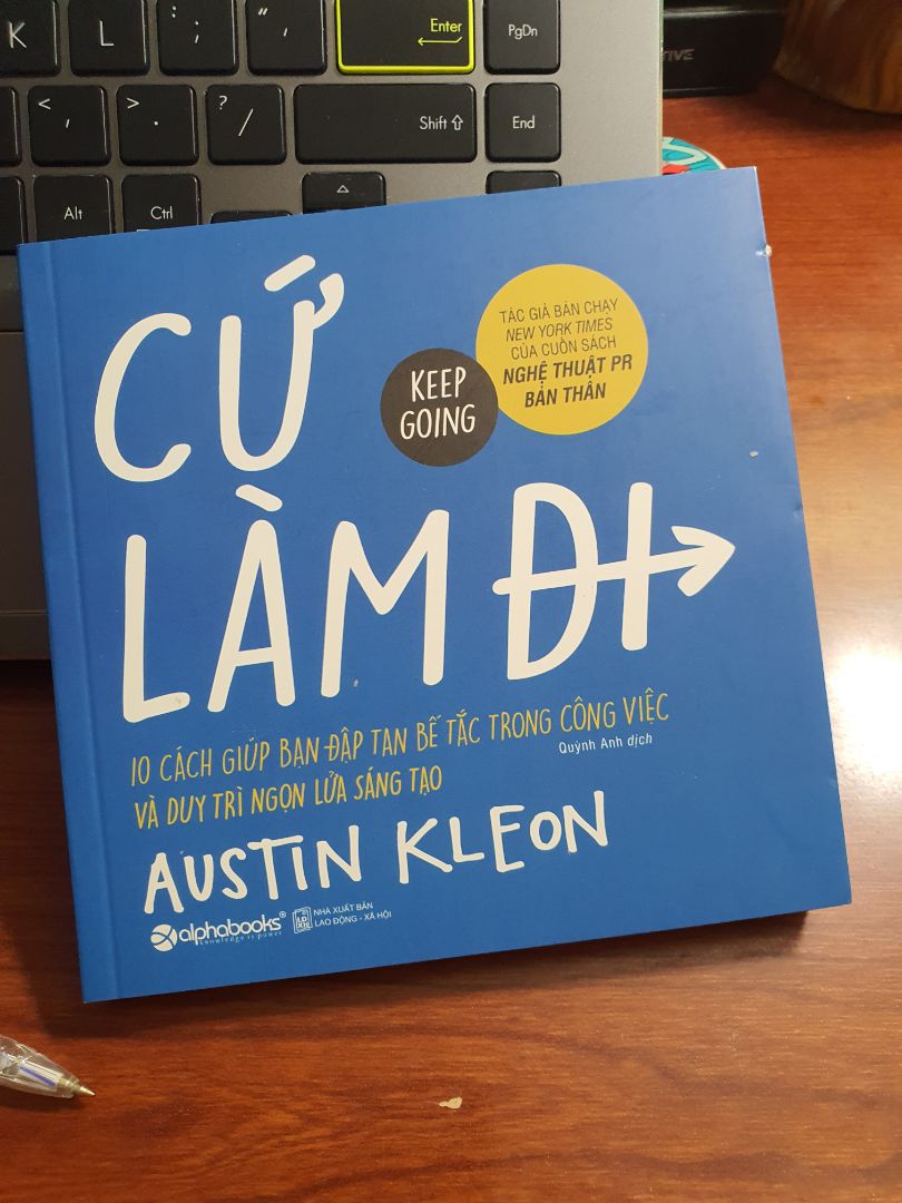 nếu bạn luôn suy nghĩ "ôi, mấy việc cỏn con này ai làm chẳng được, mình có làm được gì to tát đâu mà tự hào" thì hãy mua cuốn Nghệ thuật PR bản thân nhé 😆