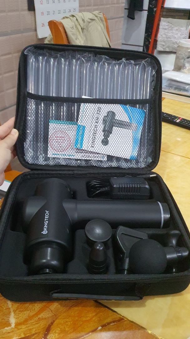 Trừ việc giao hàng hơi lâu ra thì mọi thứ đều ổn. 
Đóng gói: Kỹ, ko trầy trụa sứt mẻ gì. 
Bao bì máy: Có hộp đựng rất gọn gàng, dễ mang đi. 
Máy: Dùng khá êm ko gây ồn, lực massage có 20 mức, mình thấy dùng mức 10 đổ lại là ok rùi . Hy vọng xài bền, sẽ mua thêm vài món cho ba mẹ ❤❤❤