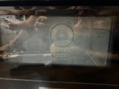 Hàng mình vừa nhận hnay , bọc kĩ càng cẩn thận nhưng chiếc của mình bị hấp hơi nước ở giữa 2 lớp kính không trong như người khác chụp ảnh lên ( bộ phận kiểm định sp trước khi xuất xưởng nên đổi người thôi , đây là sản phẩm lỗi trong khâu lắp ráp thì bên mình có chính sách đổi hàng không shop ơi .