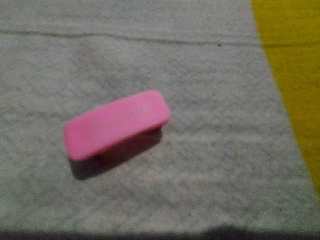 Hộp có tem không đúng như quảng cáo, các chữ in mờ nhạt và thương hiệu mờ nhạt. Chất lượng tạm dùng được nên vẫn còn sao. Chờ thời gian mới đánh giá được bền hay không.