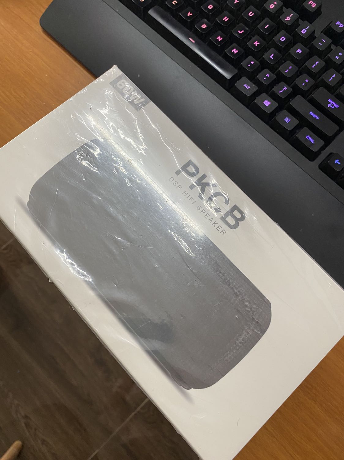 loa nặng và ngoại hình cực đẹp. nhìn rất chất lượng. phần âm thanh max loa thì bass mạnh, ấm, ko bị bể tiếng hay rè. kết nối dễ dàng và xa dc hơn 10m trong không gian thoáng ko vật cản. rất ấn tượng. Sẽ ủng hộ tiếp khi có dịp